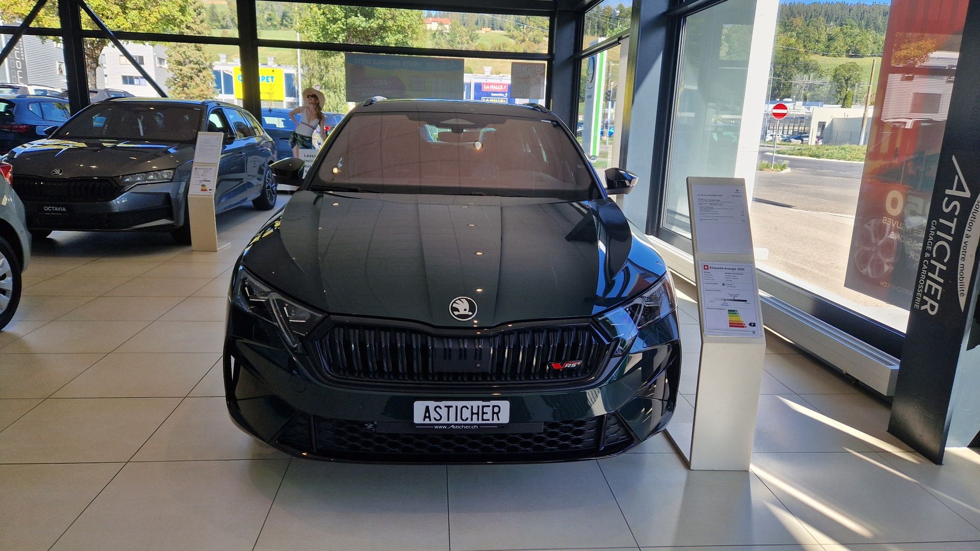 SKODA Octavia Combi 2.0 TSI DSG RS 30 Years Edition-image-1