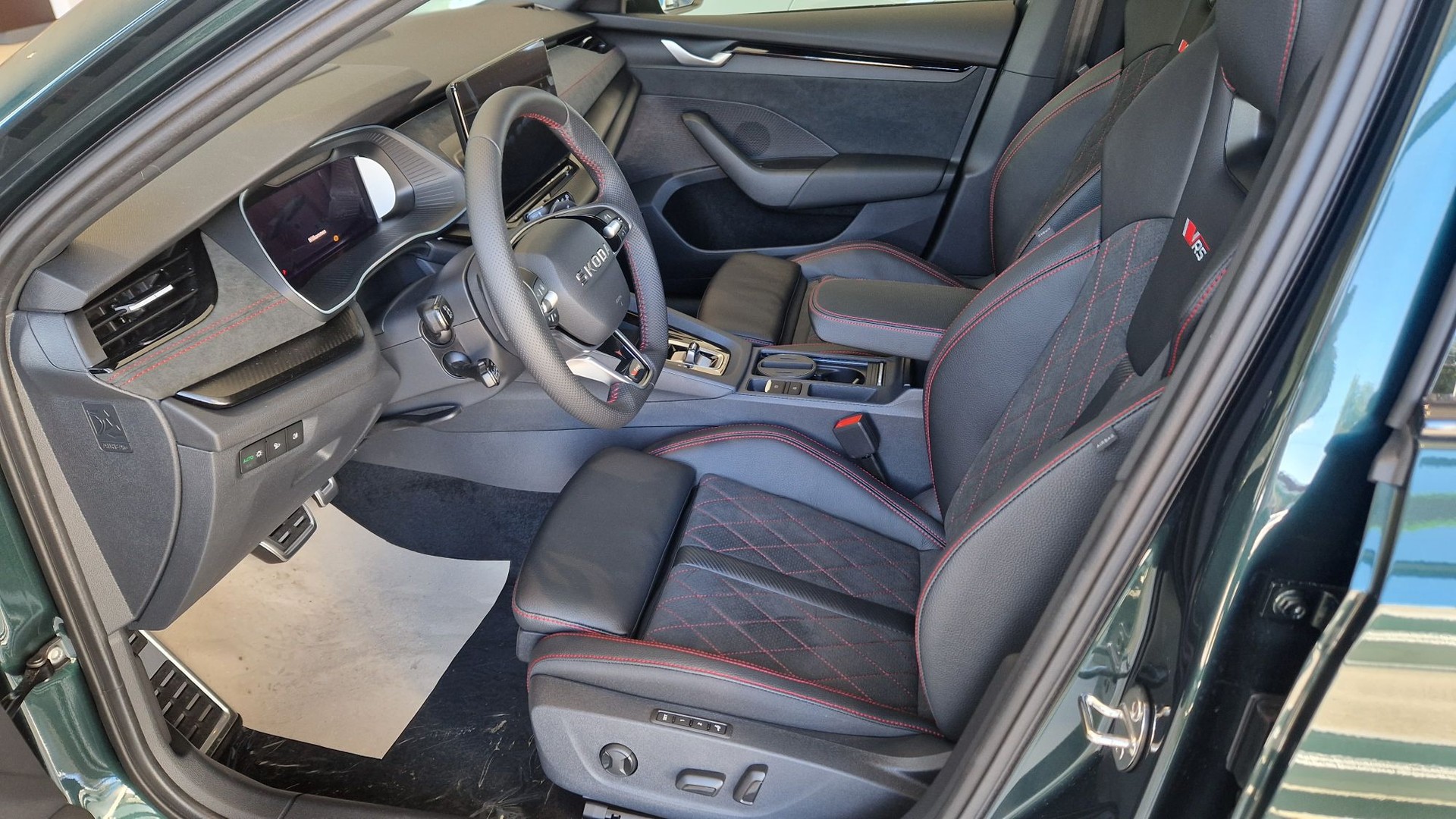 SKODA Octavia Combi 2.0 TSI DSG RS 30 Years Edition-image-8