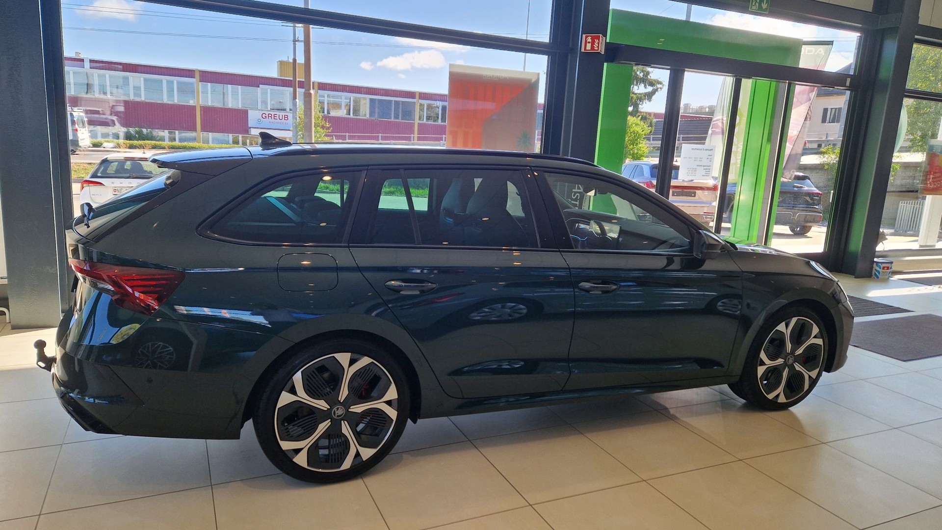 SKODA Octavia Combi 2.0 TSI DSG RS 30 Years Edition-image-3