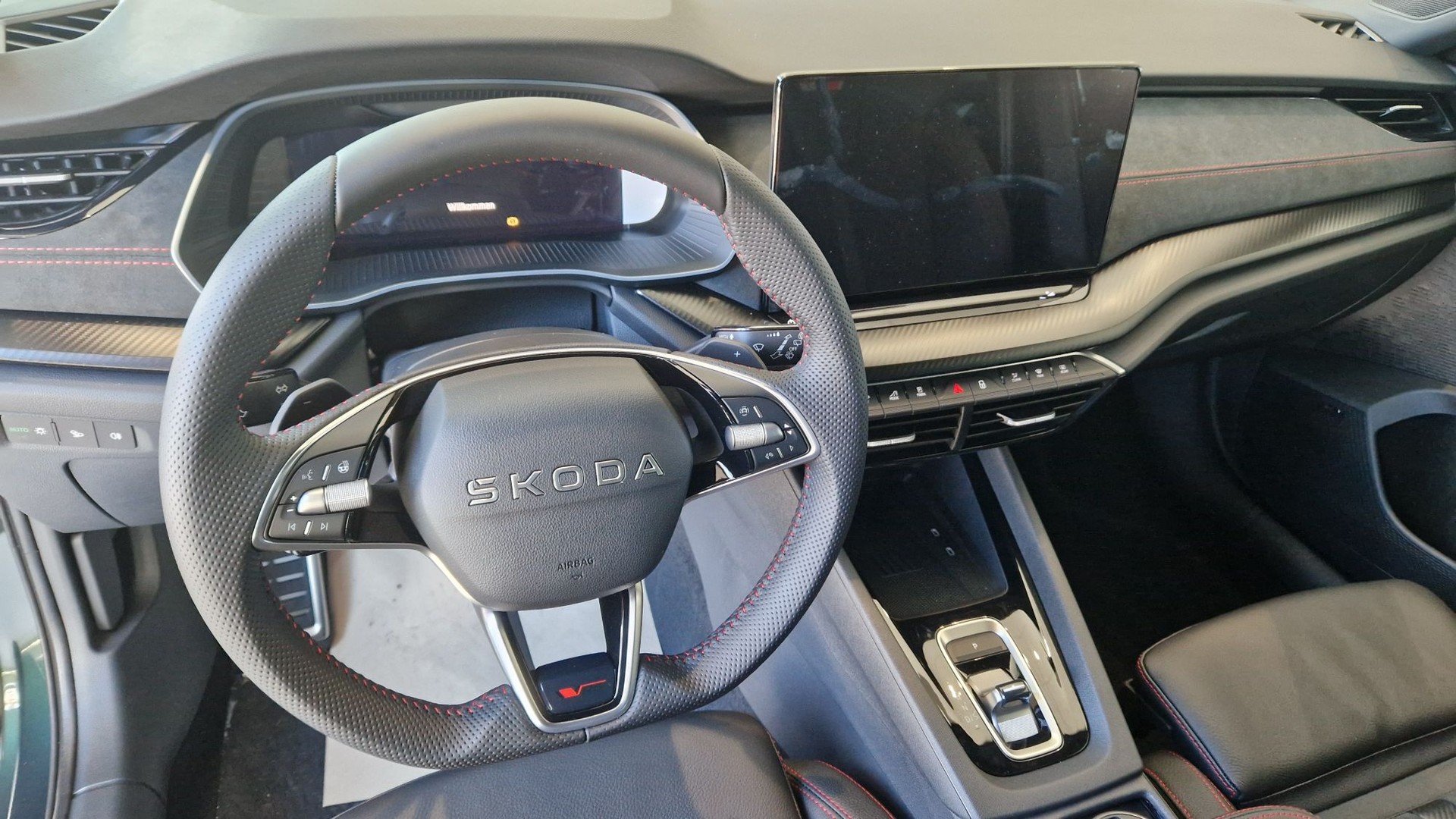 SKODA Octavia Combi 2.0 TSI DSG RS 30 Years Edition-image-10