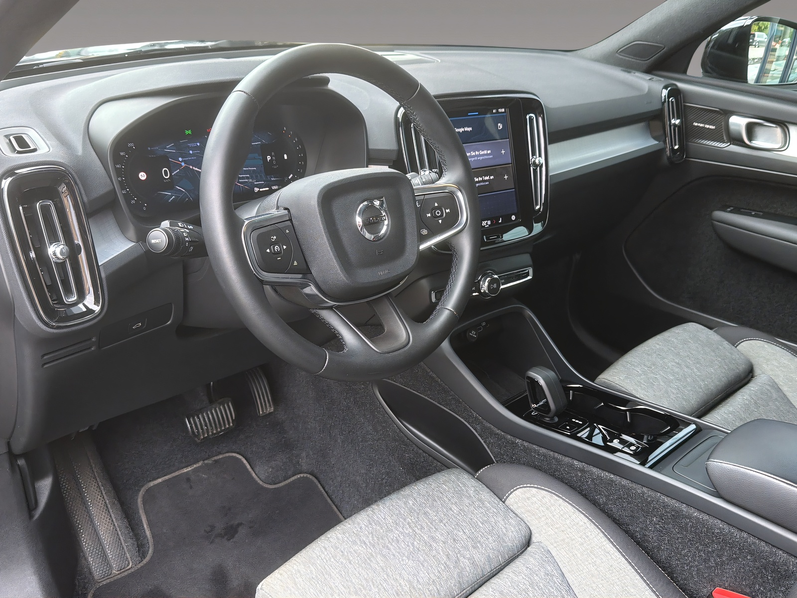 VOLVO XC40 2.0 B4 MH Plus Dark-image-6