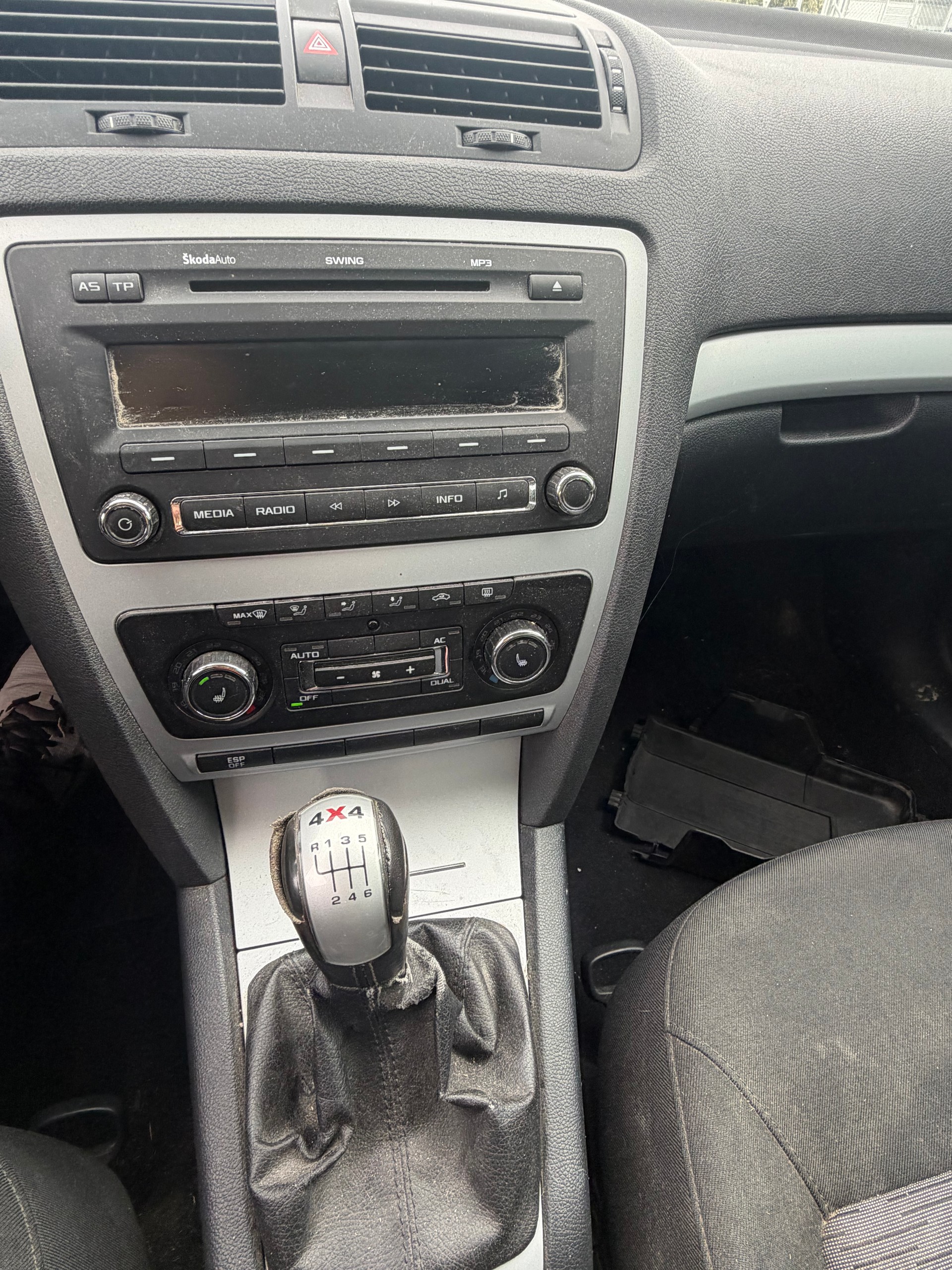 SKODA Octavia Combi 1.8 TSI Adventure 4x4-image-5