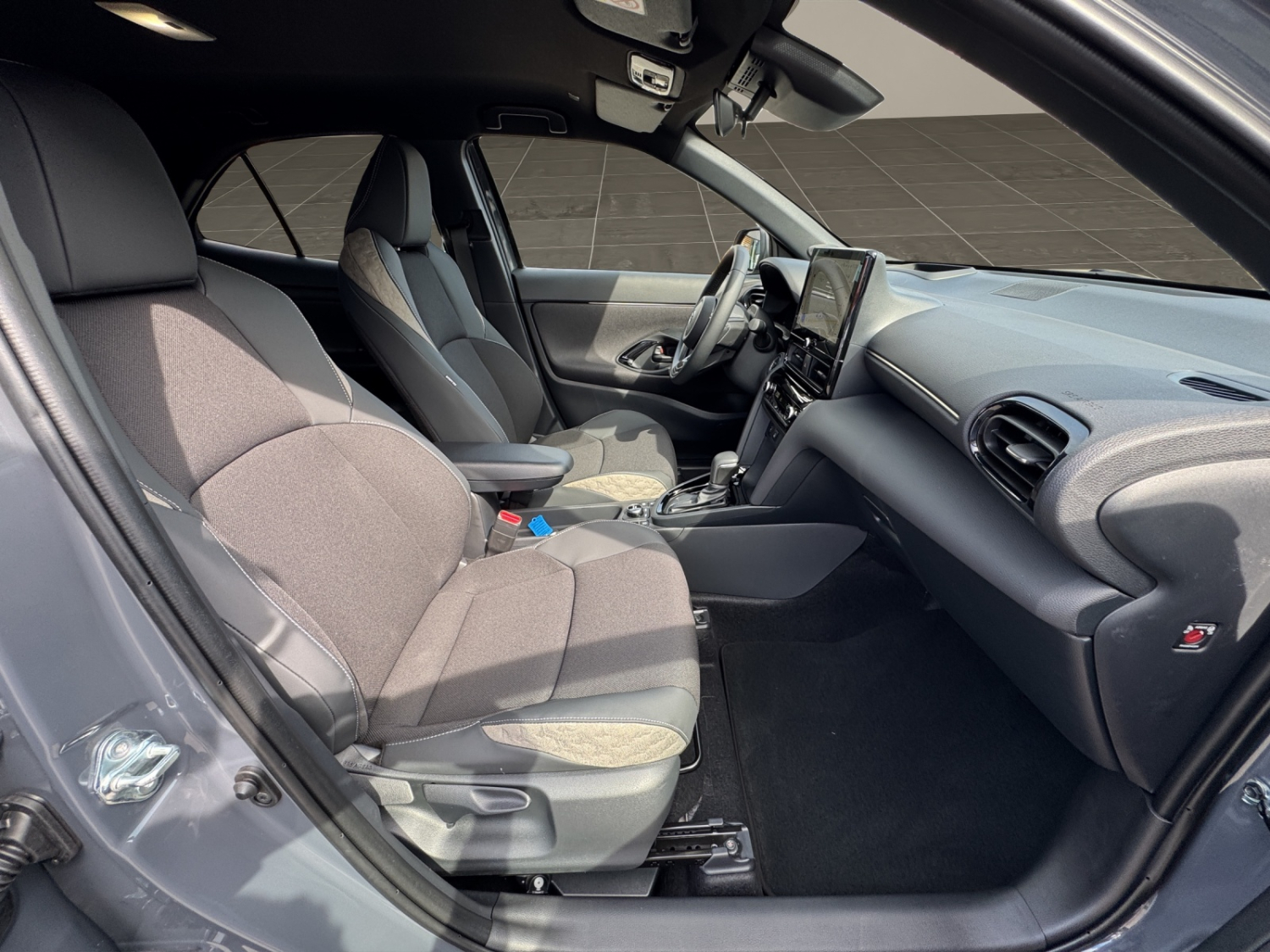 TOYOTA Yaris Cross 1.5 VVT-i HSD Premium AWD-i-image-21