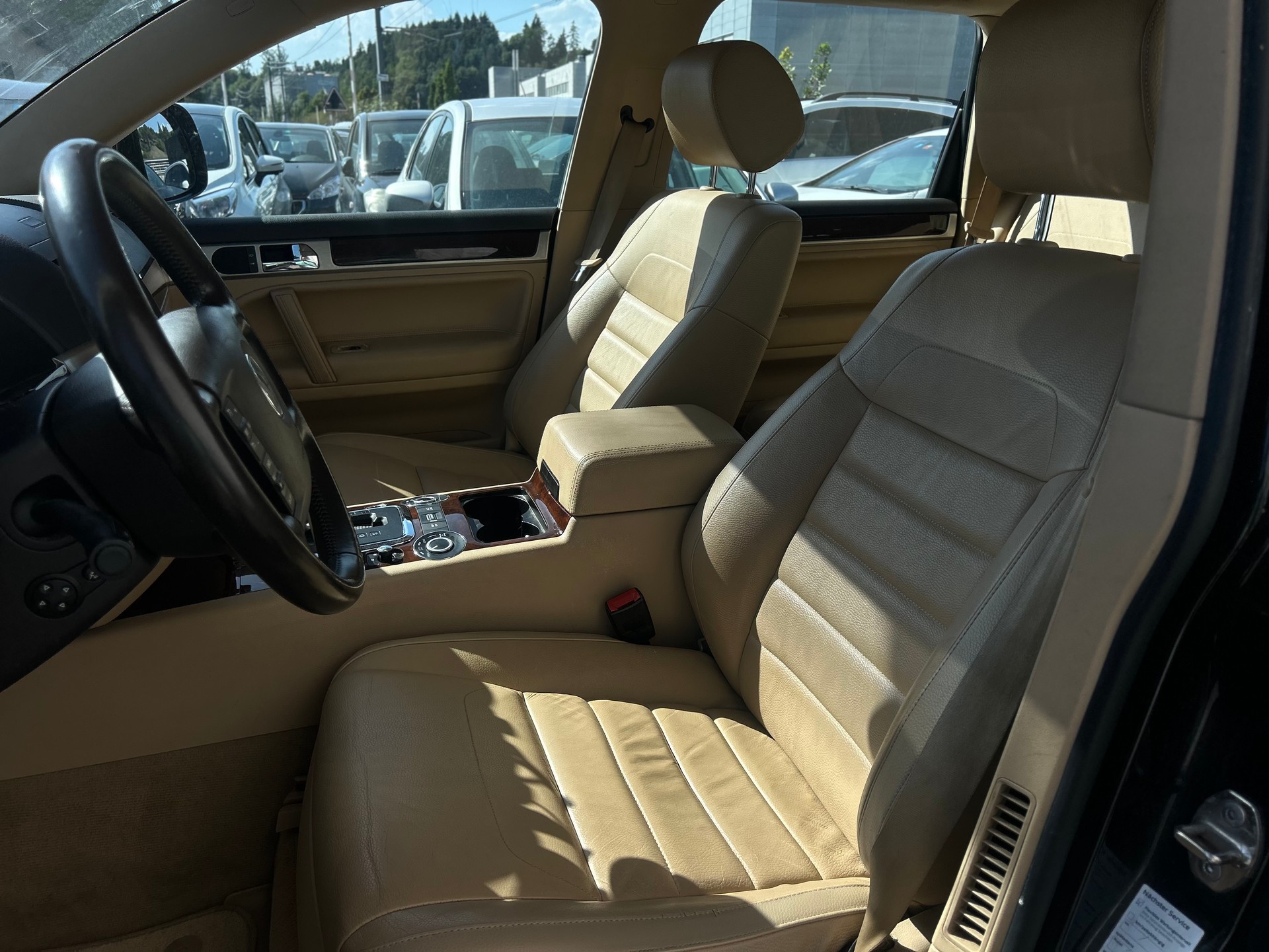 VW Touareg 4.2 V8 FSI Automatic-image-7
