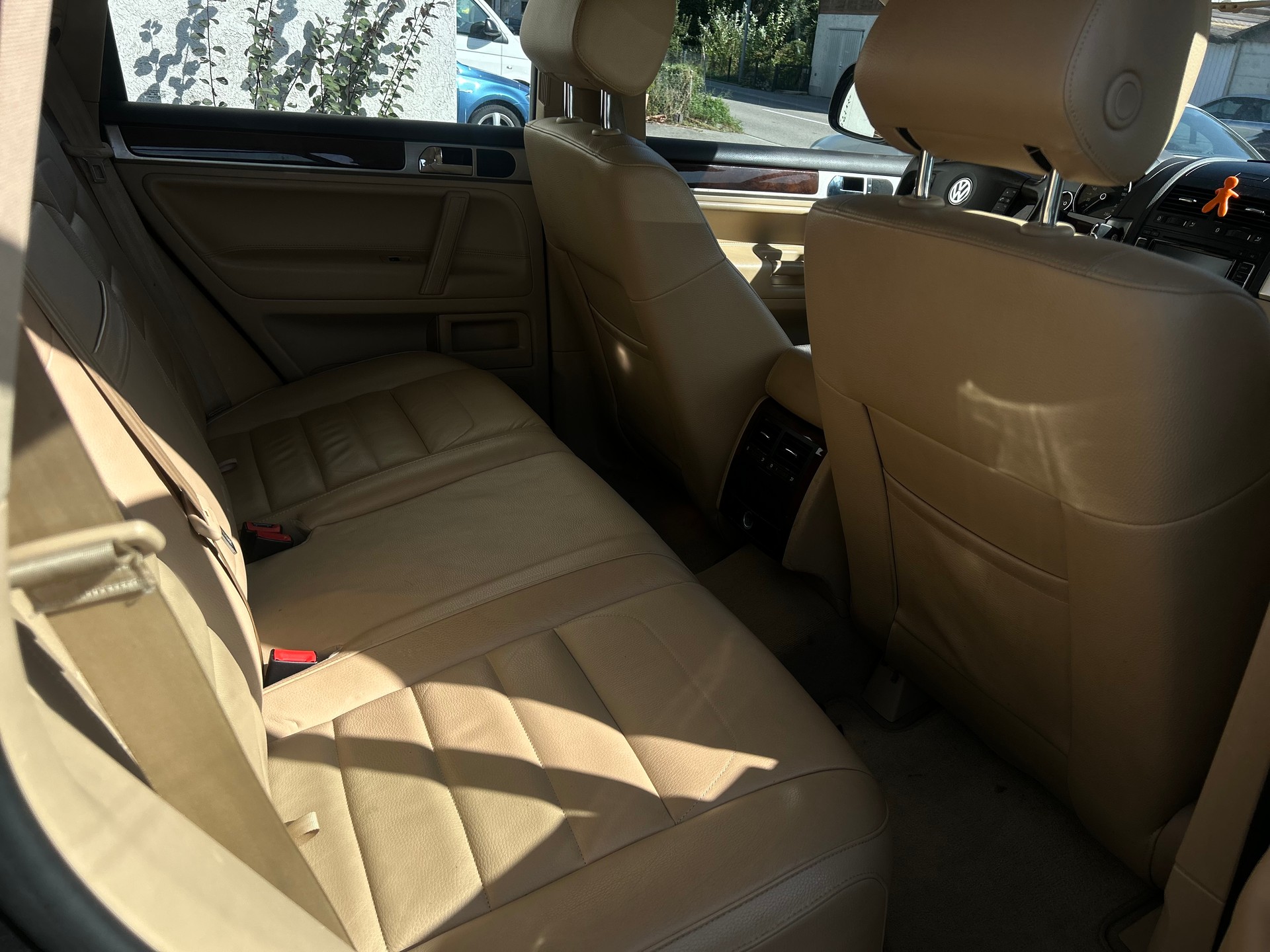 VW Touareg 4.2 V8 FSI Automatic-image-4