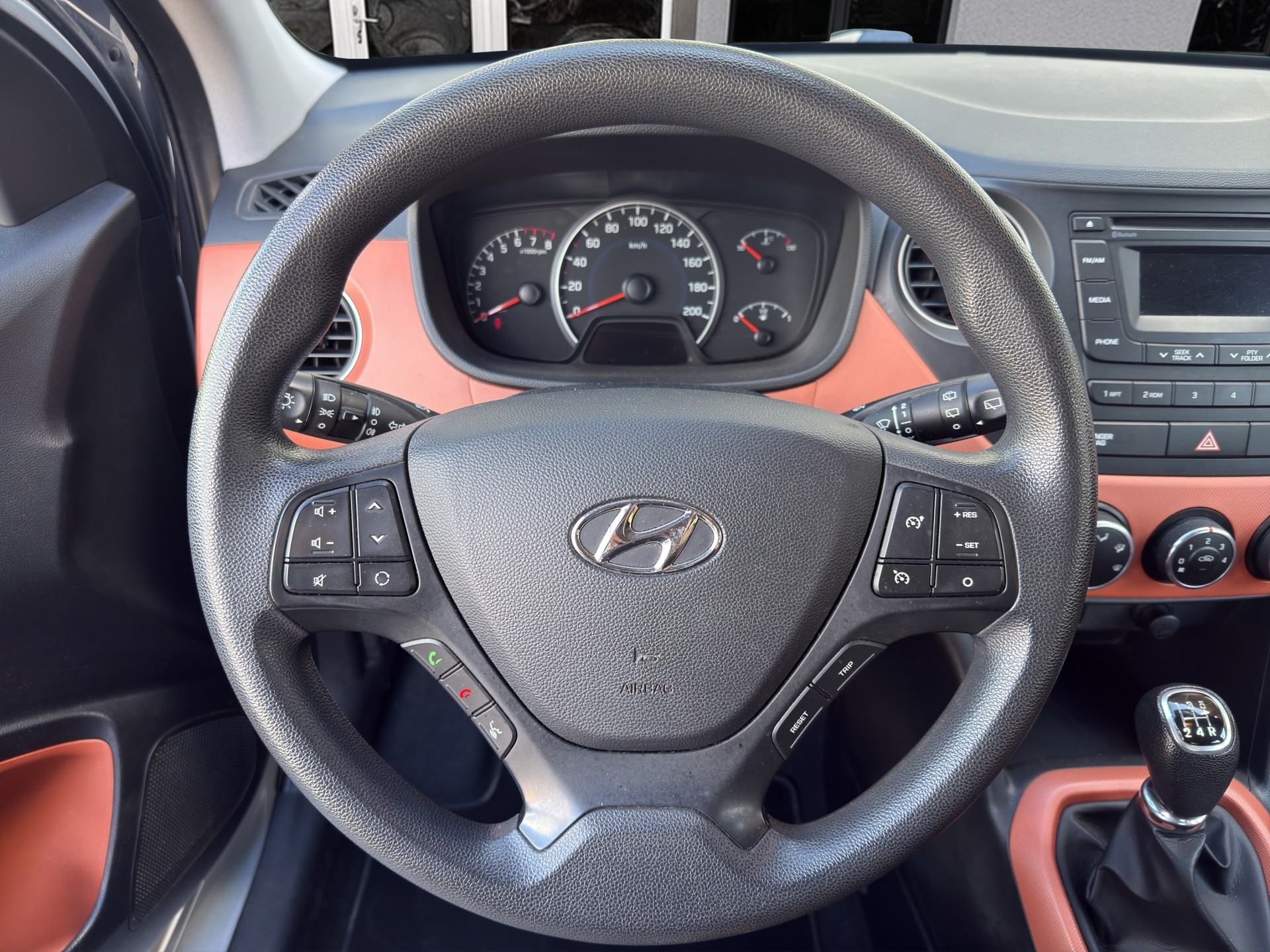 HYUNDAI i10 1.0 Amplia-image-10