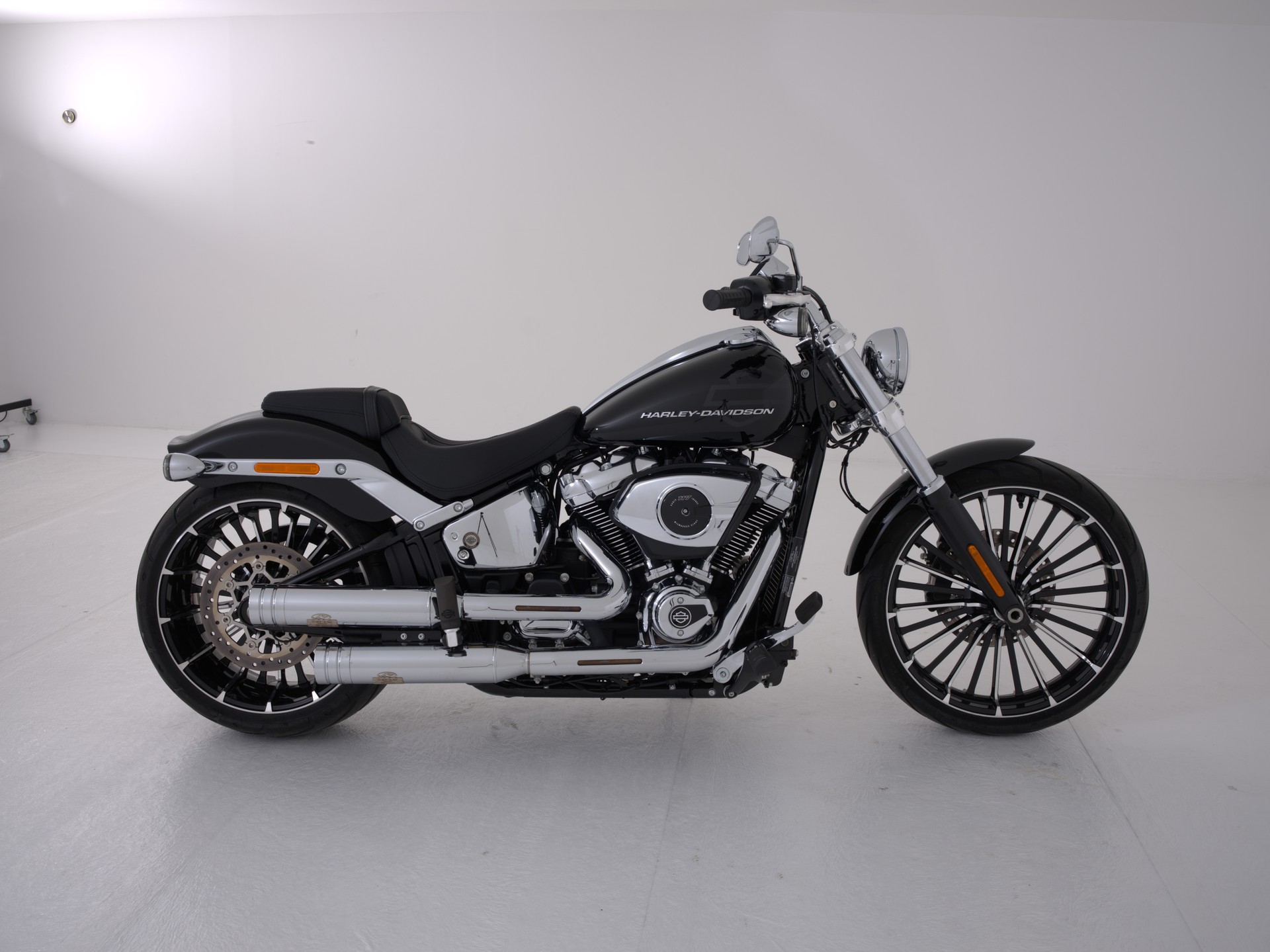 HARLEY-DAVIDSON FXBR Breakout 117ci-showroom-element-1