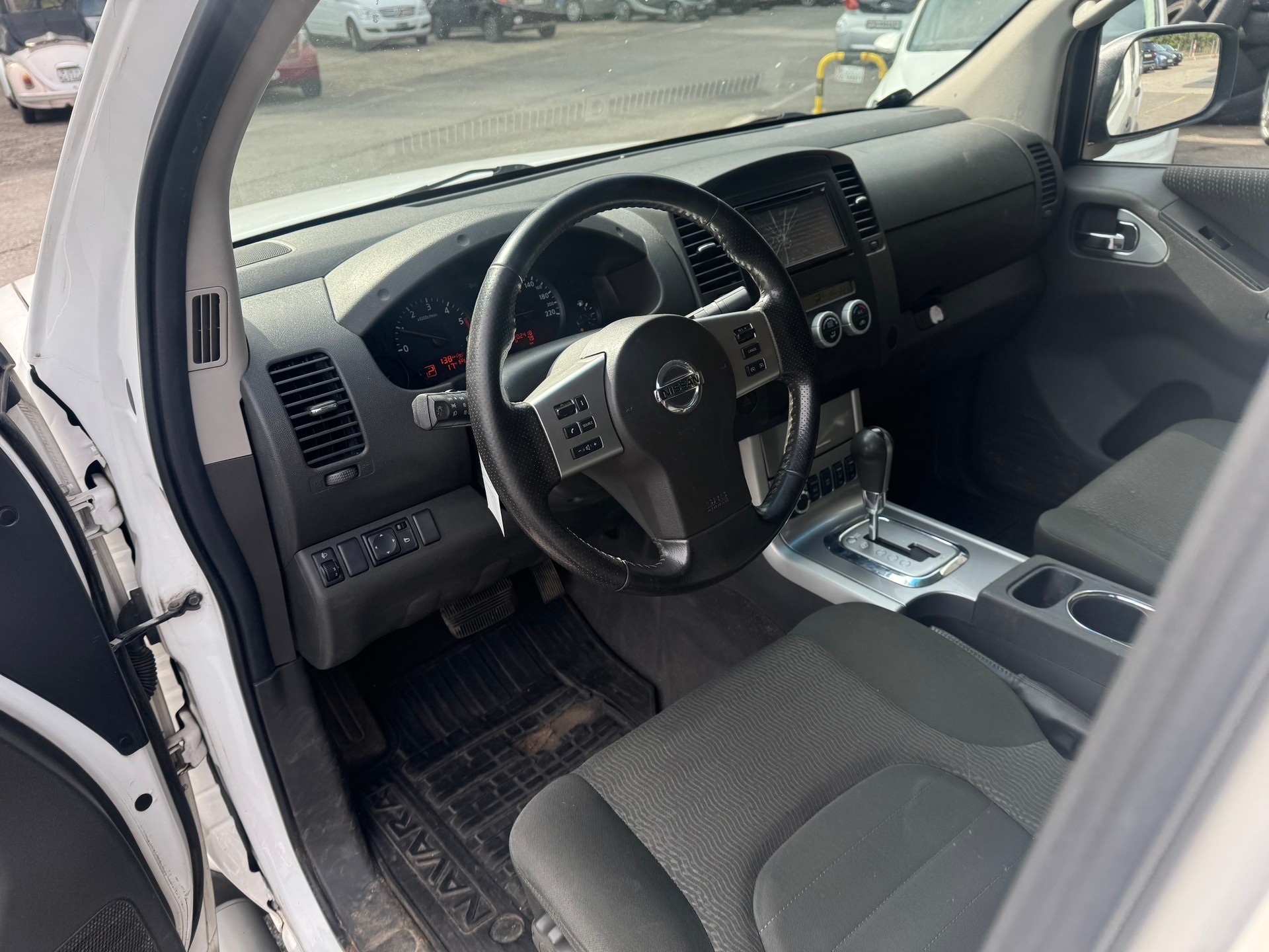 NISSAN Navara Double Cab SE 2.5 dCi 4WD Automat-image-9