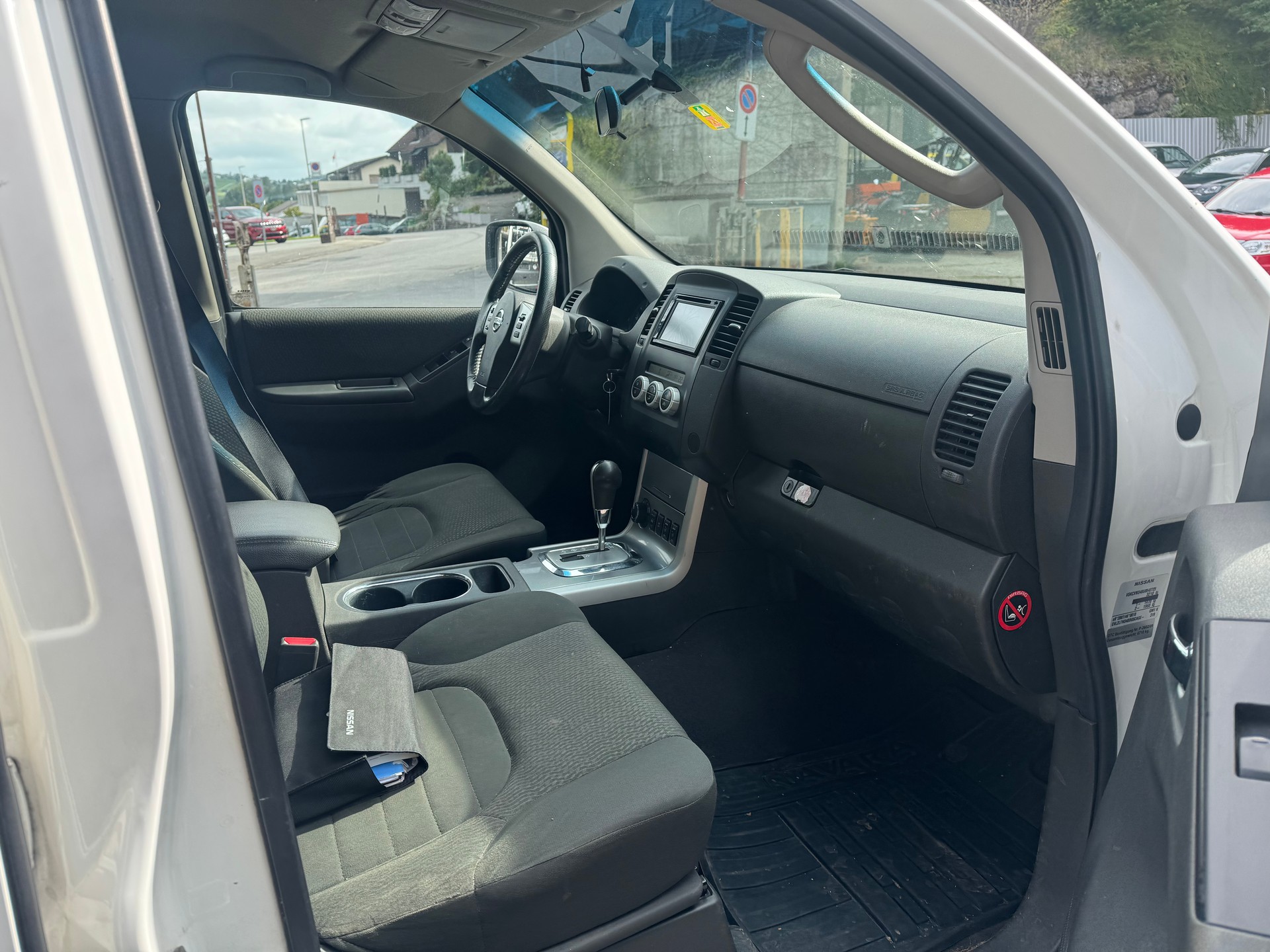 NISSAN Navara Double Cab SE 2.5 dCi 4WD Automat-image-12