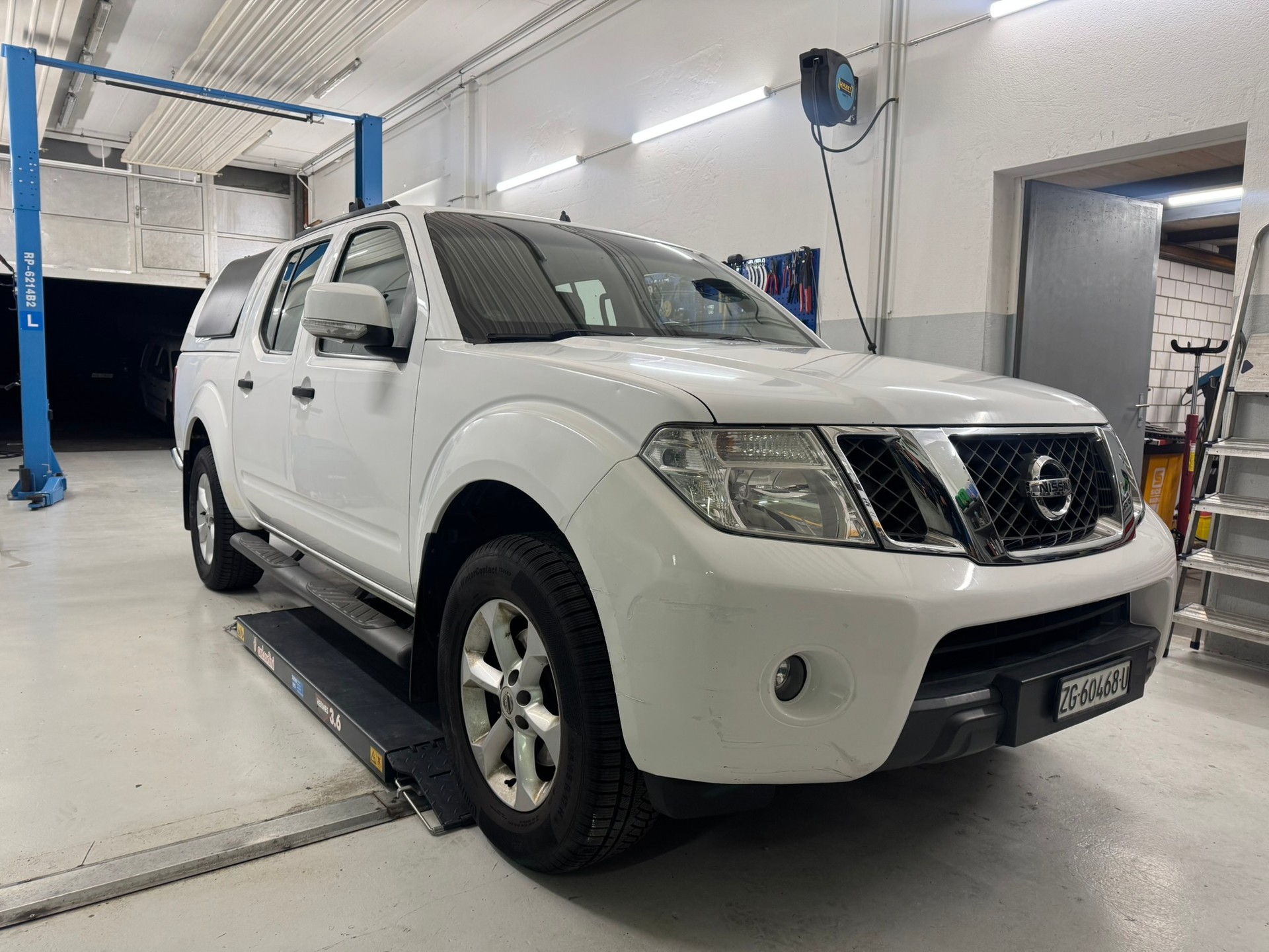 NISSAN Navara Double Cab SE 2.5 dCi 4WD Automat-image-2