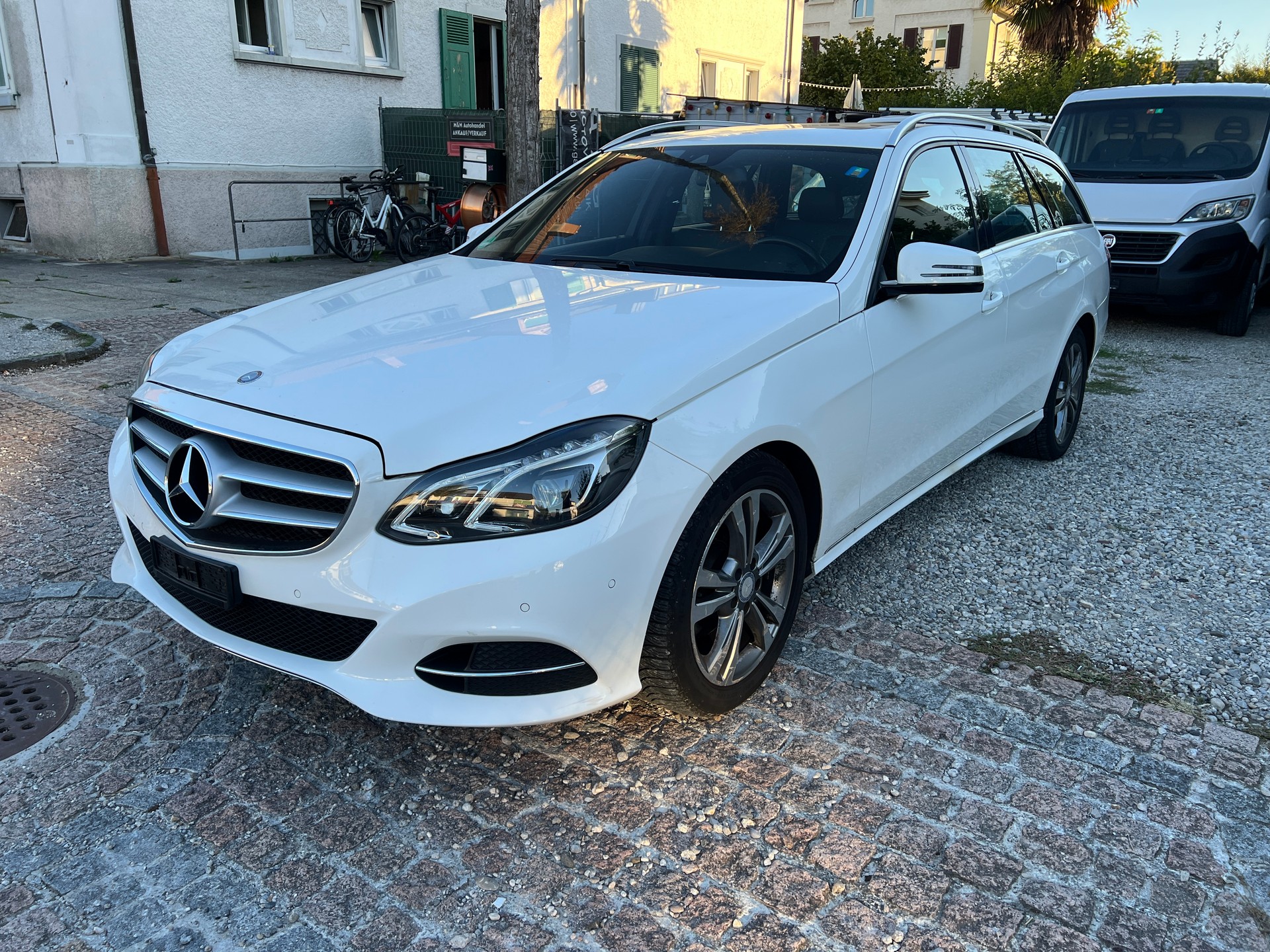 MERCEDES-BENZ E 220 BlueTEC Avantgarde 9G-Tronic-image-2