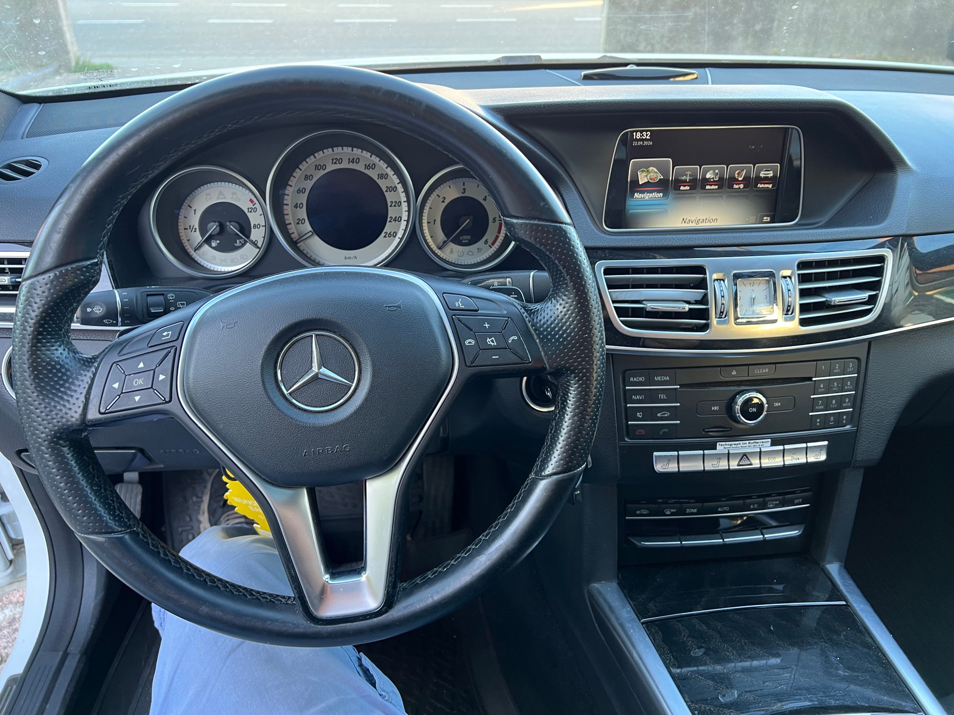 MERCEDES-BENZ E 220 BlueTEC Avantgarde 9G-Tronic-image-14