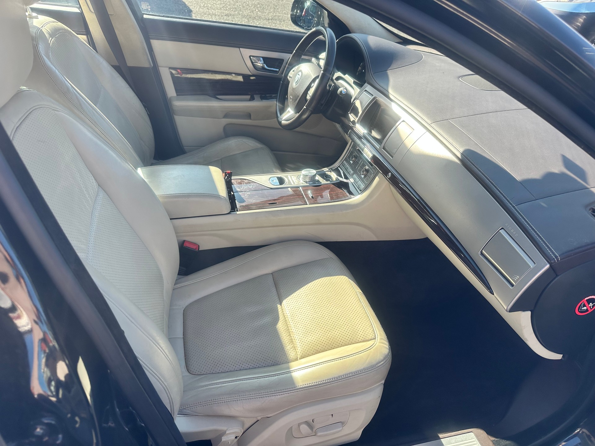 JAGUAR XF 3.0d S V6 Premium Luxury-image-14