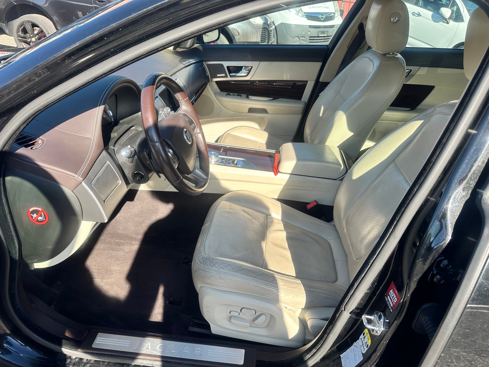 JAGUAR XF 3.0d S V6 Premium Luxury-image-12