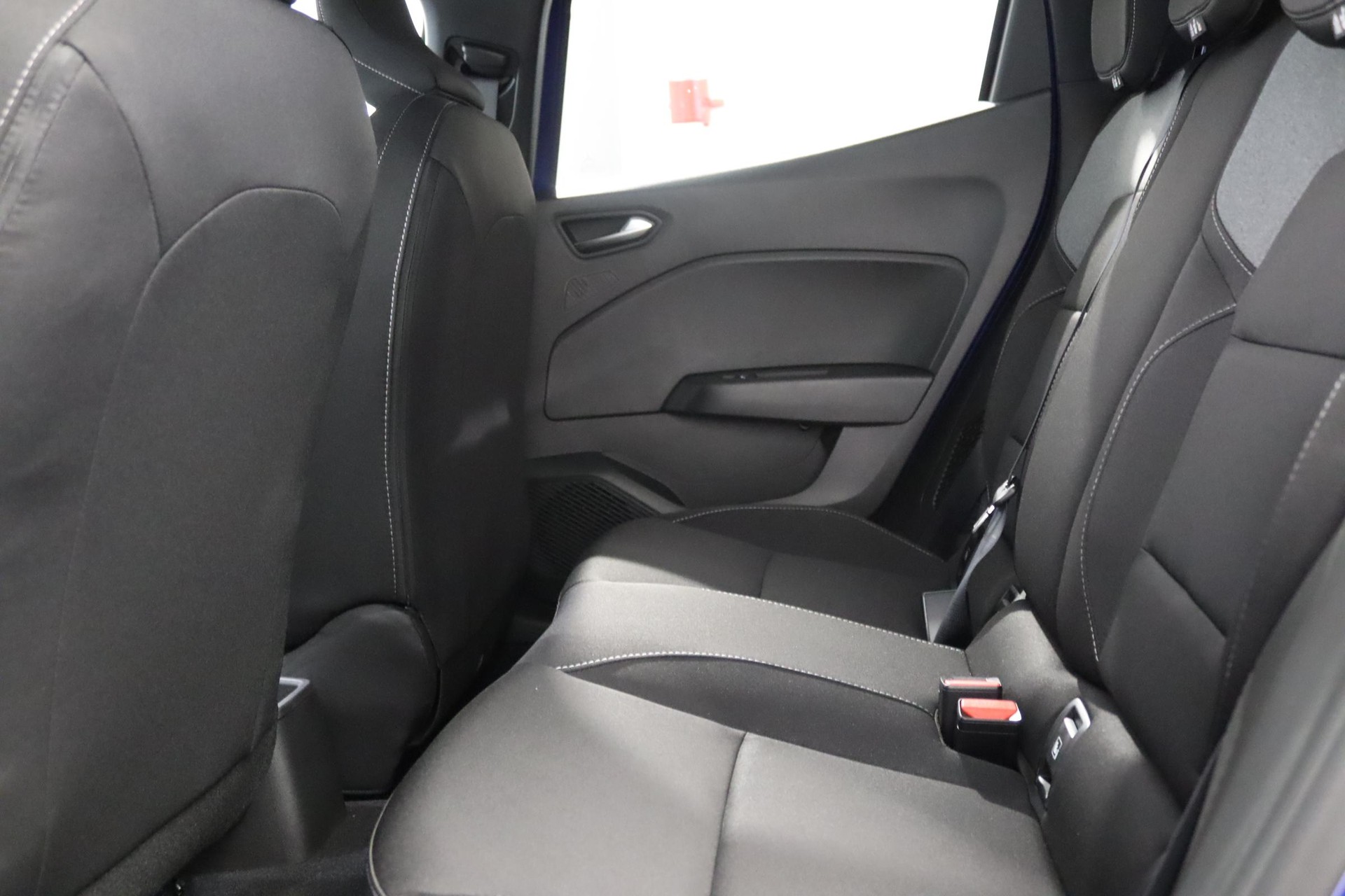 MITSUBISHI Colt 1.6 HEV Invite+-image-3