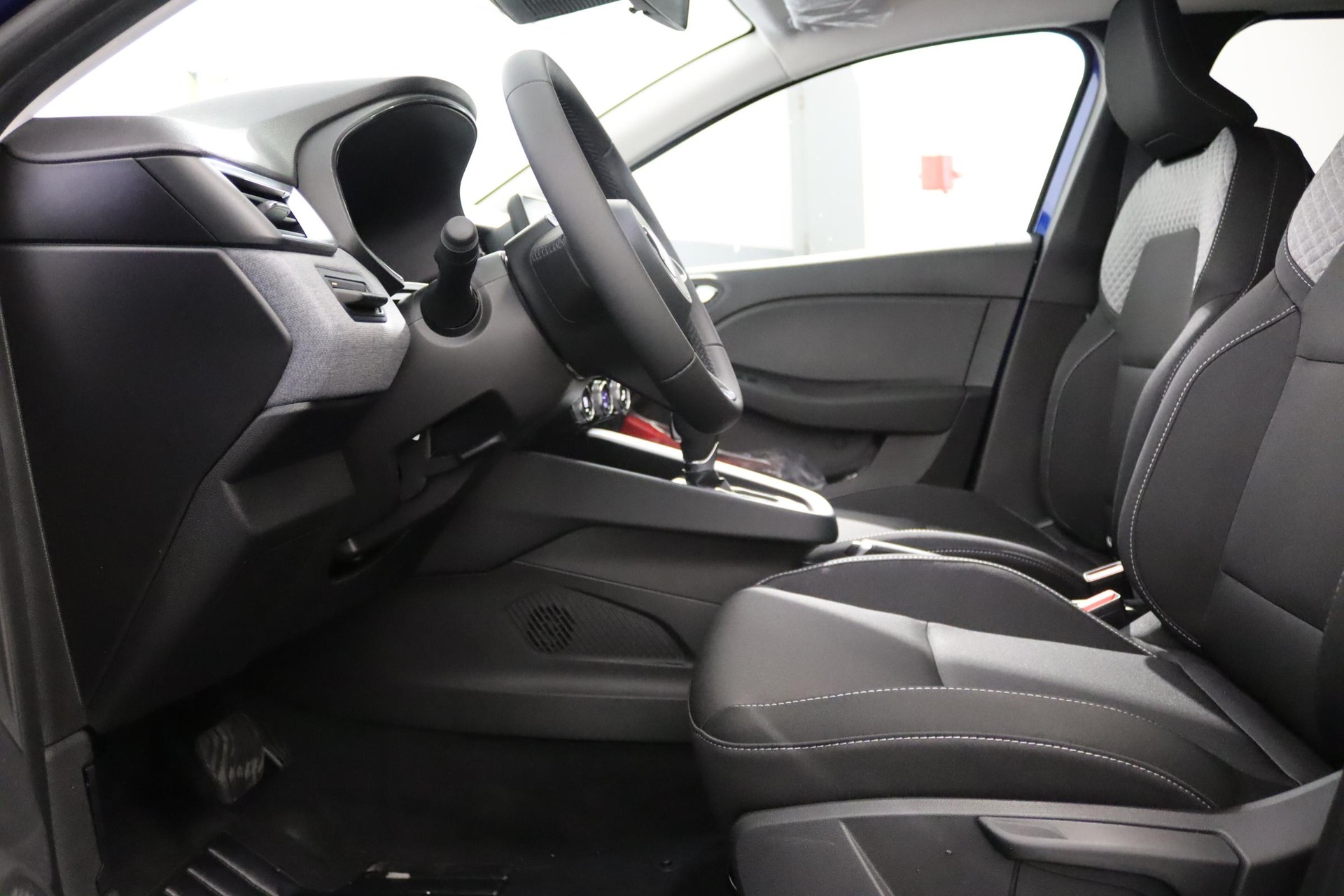 MITSUBISHI Colt 1.6 HEV Invite+-image-6