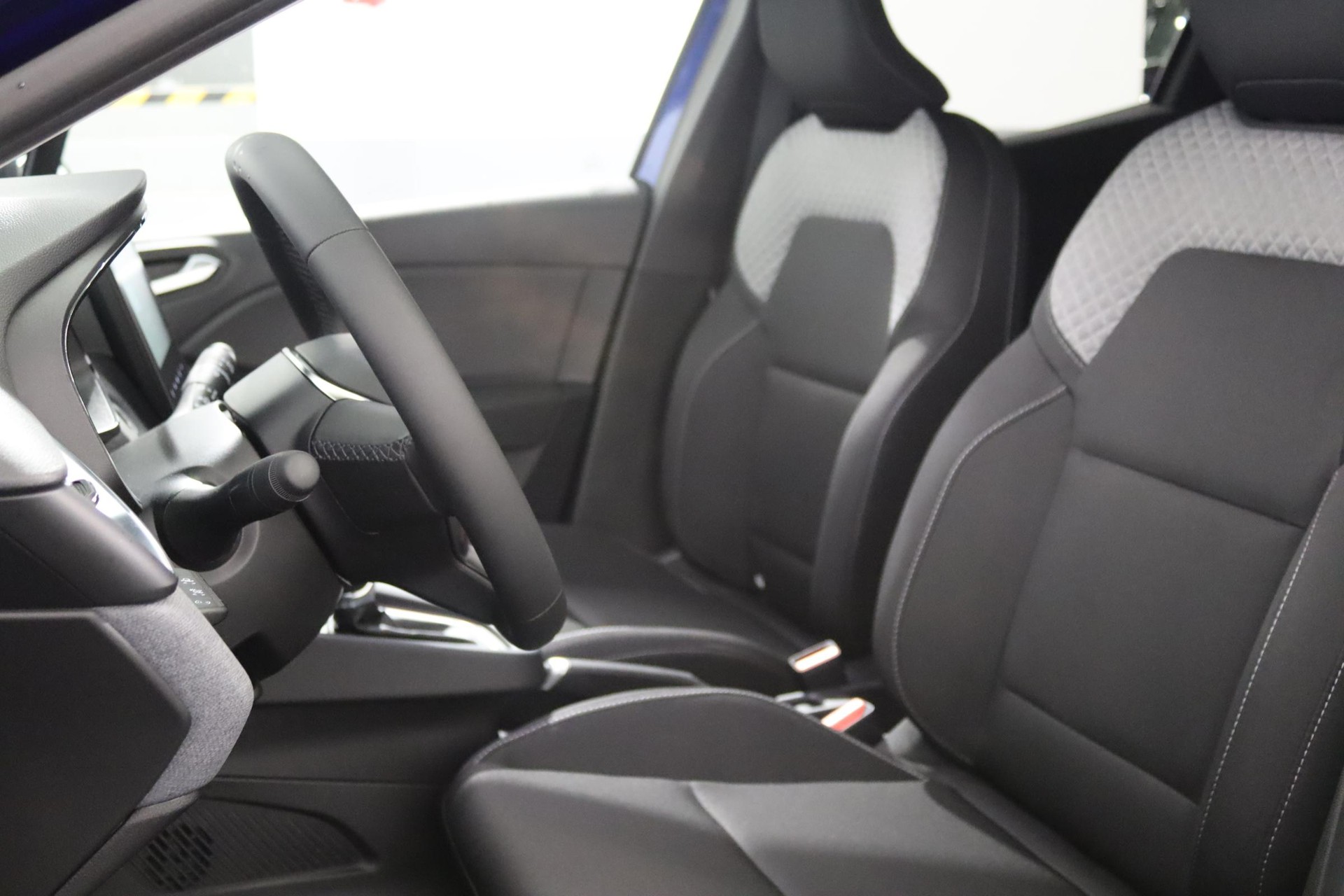 MITSUBISHI Colt 1.6 HEV Invite+-image-7