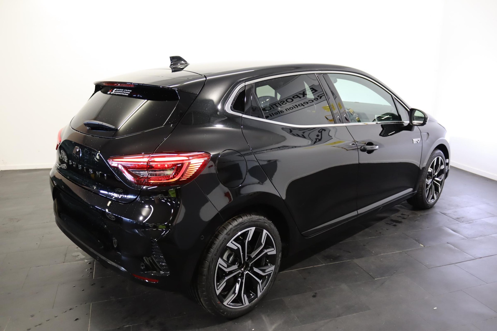 MITSUBISHI Colt 1.6 HEV Invite+-image-1