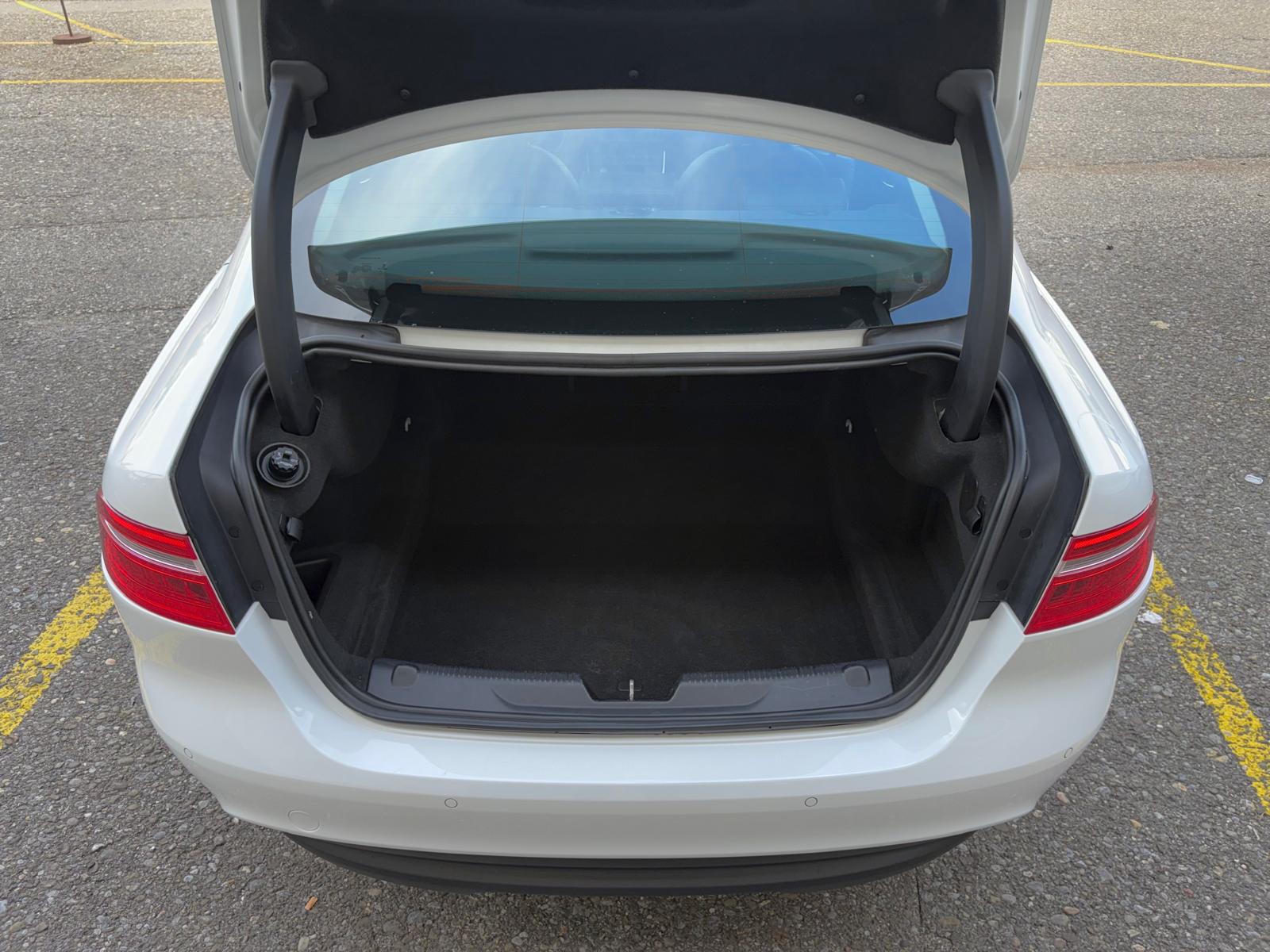 JAGUAR XE E-Performance 20d Prestige Automat MFK 09.2026-image-12
