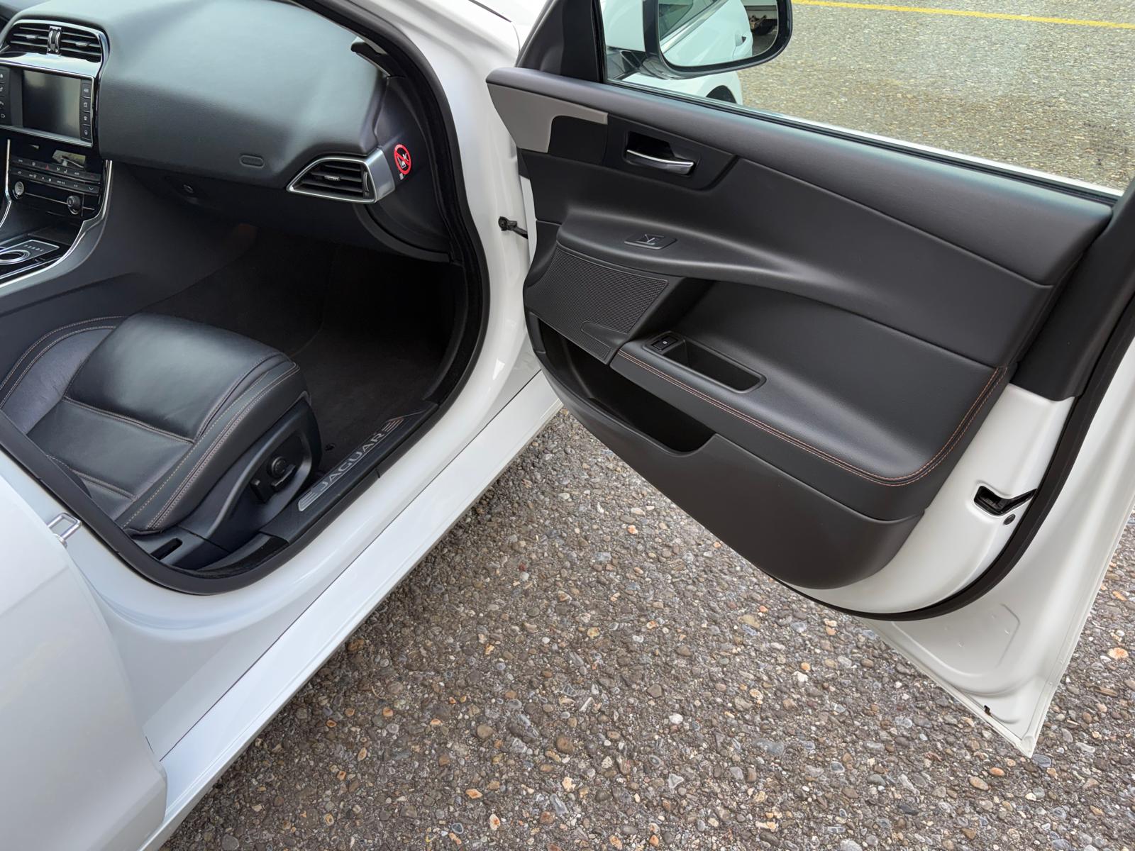 JAGUAR XE E-Performance 20d Prestige Automat MFK 09.2026-image-10
