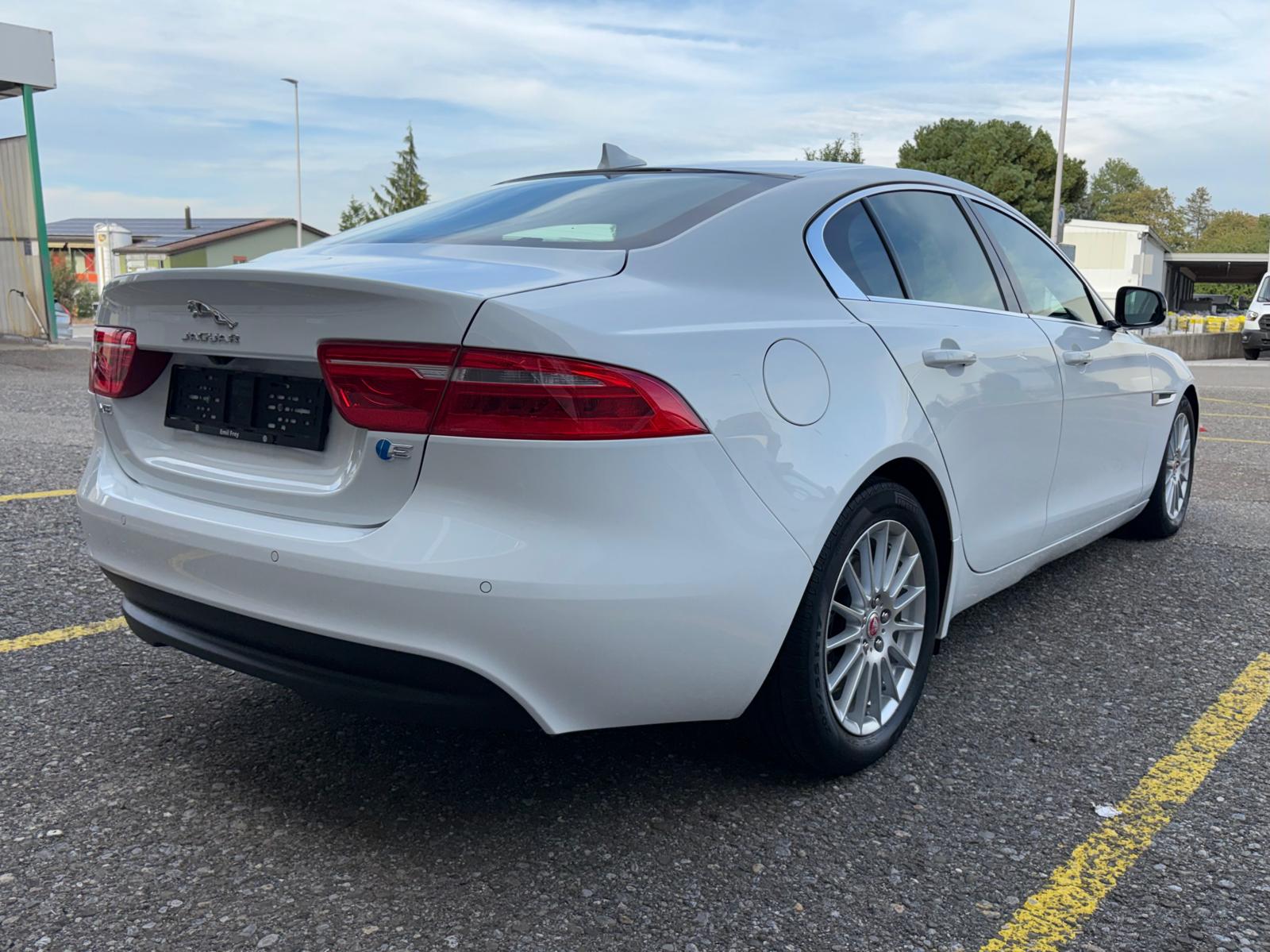 JAGUAR XE E-Performance 20d Prestige Automat MFK 09.2026-image-2