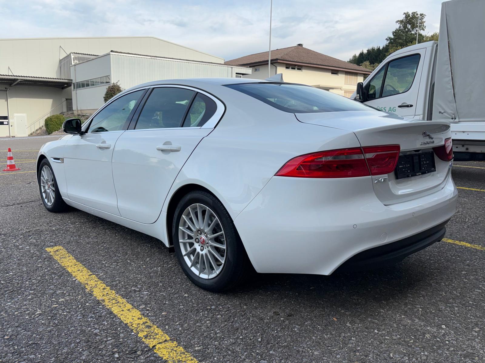 JAGUAR XE E-Performance 20d Prestige Automat MFK 09.2026-image-4