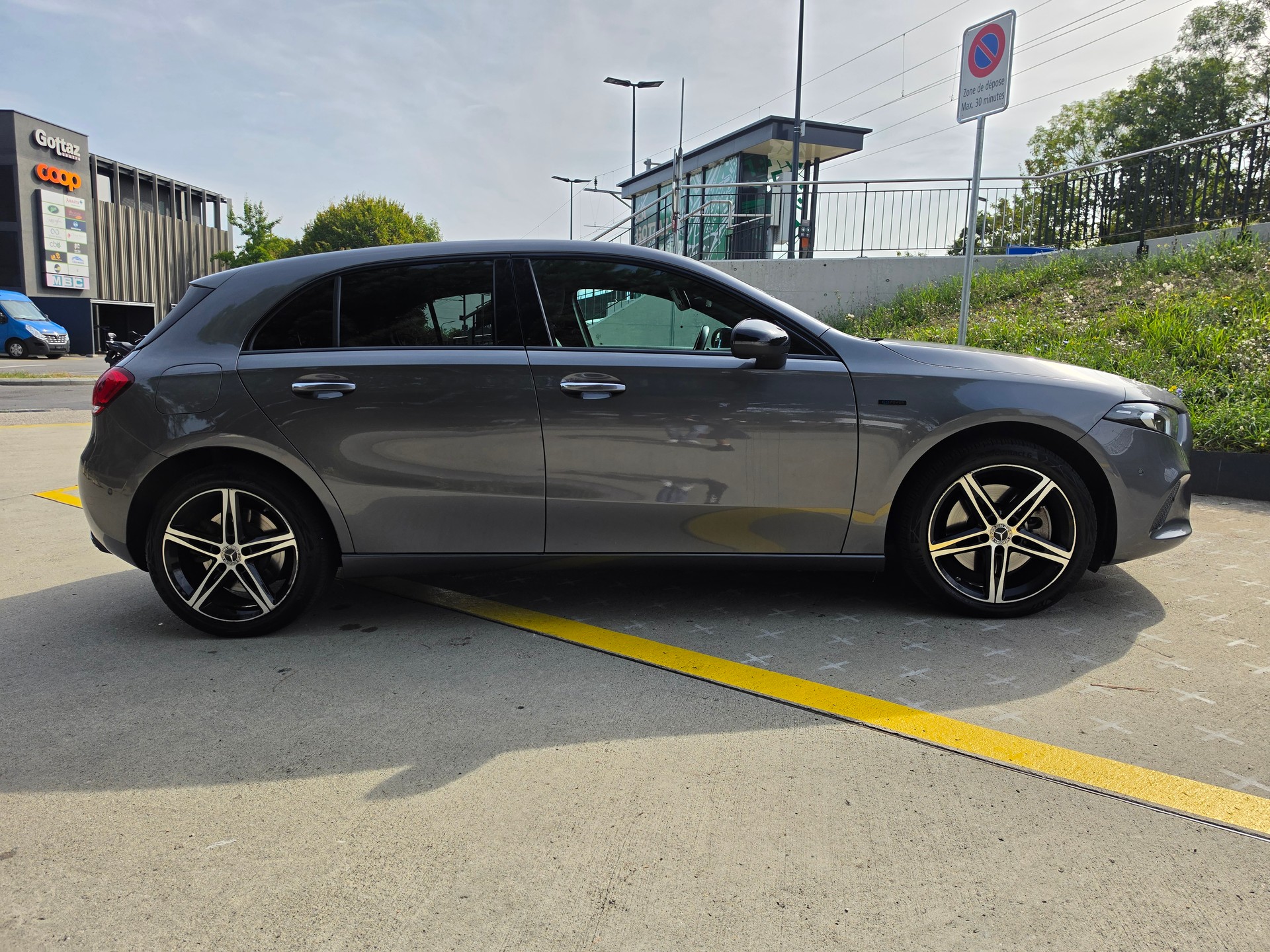 MERCEDES-BENZ A 250 e Progressive-image-3