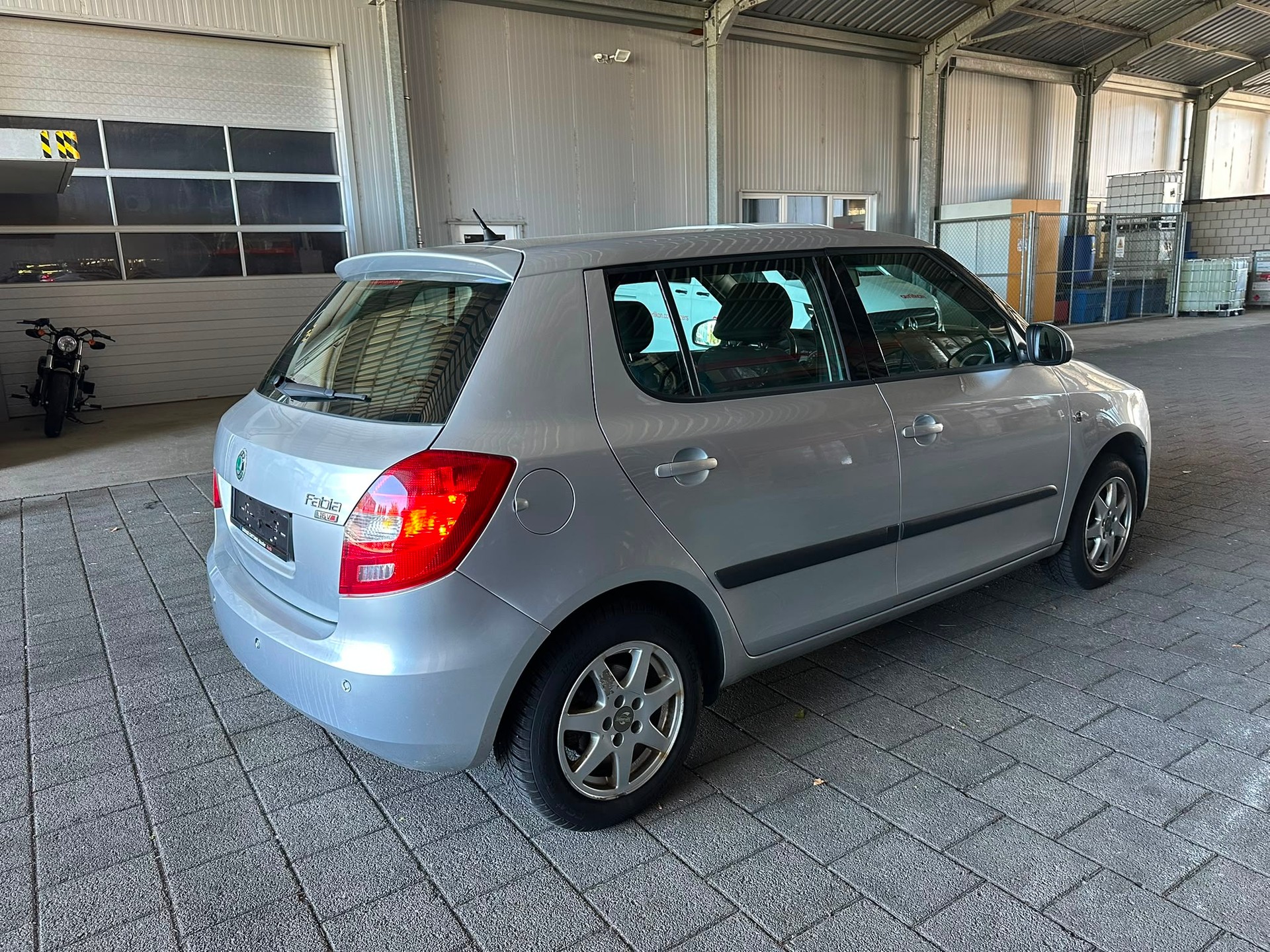SKODA Fabia 1.6 Elegance Tiptronic-image-4