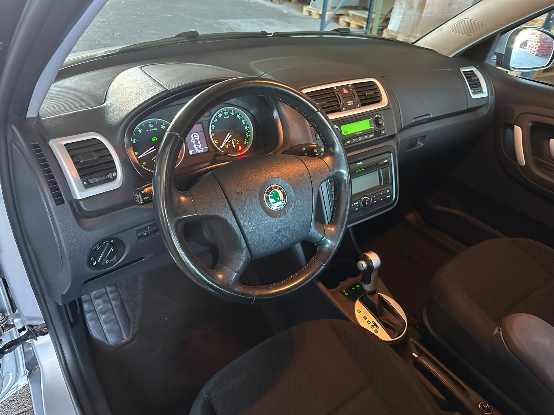 SKODA Fabia 1.6 Elegance Tiptronic-image-8