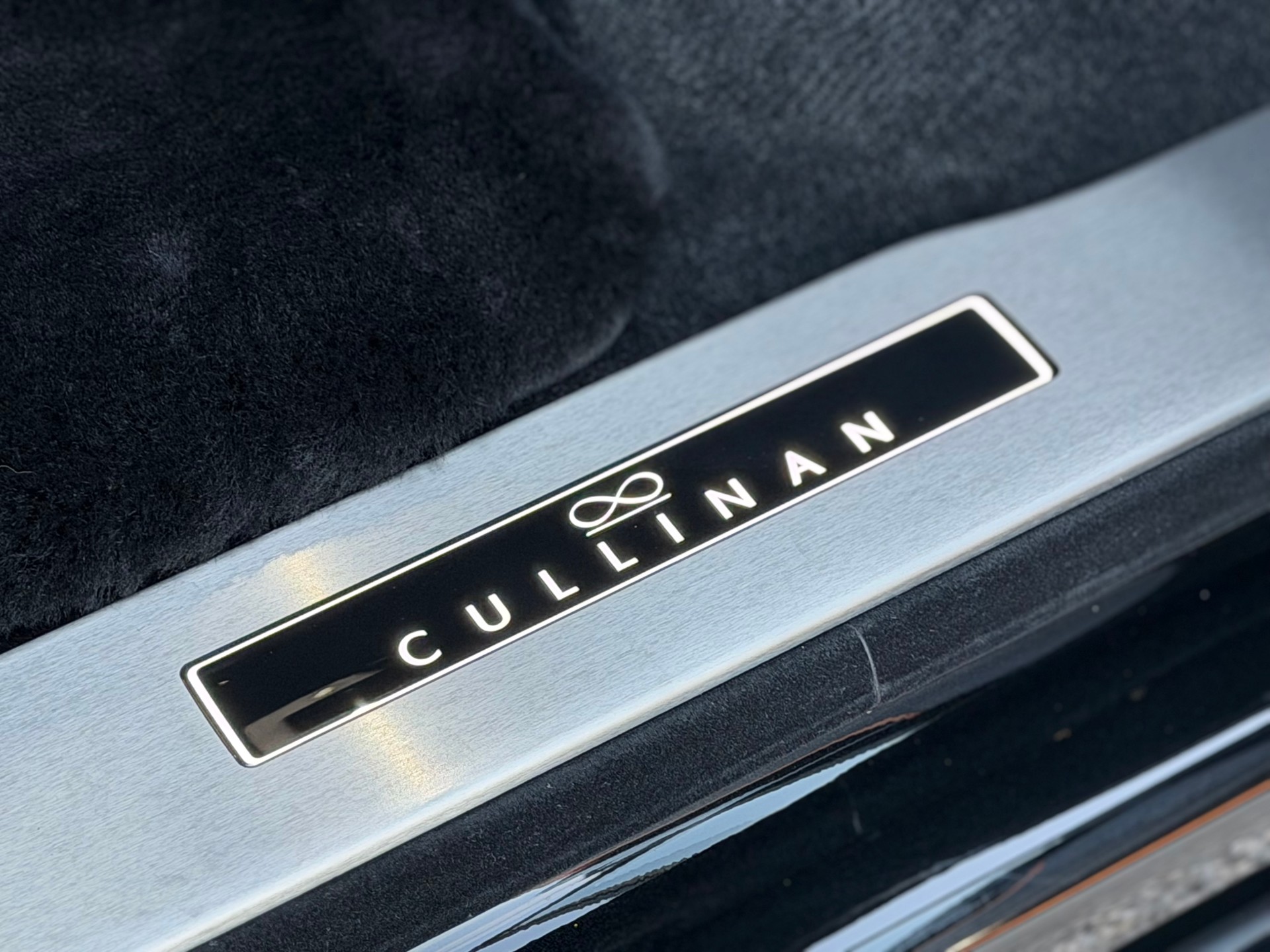 ROLLS-ROYCE Cullinan 6.7 V12 Black Badge-image-6