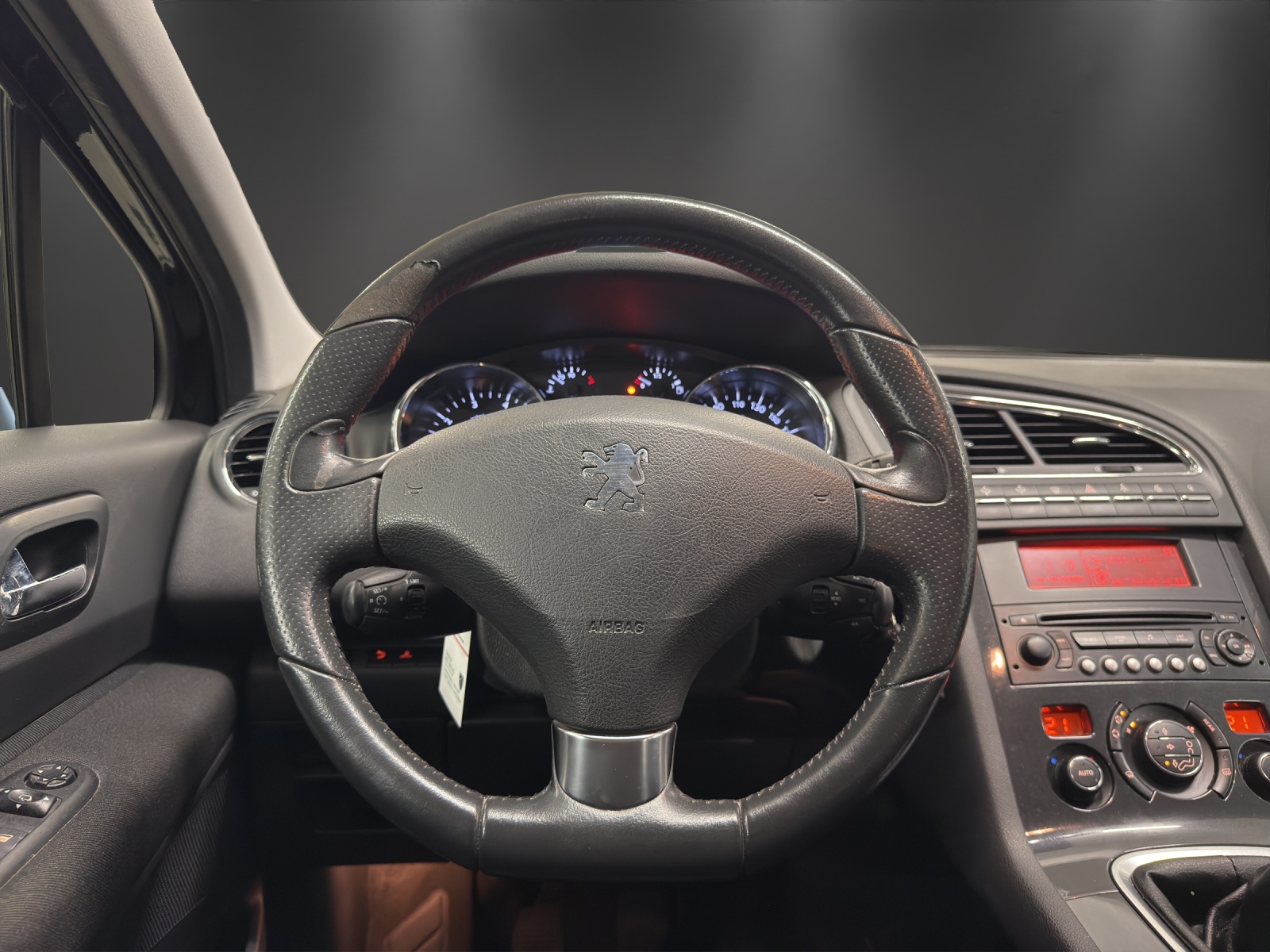 PEUGEOT 5008 1.6 16V T Sport Pack-image-12