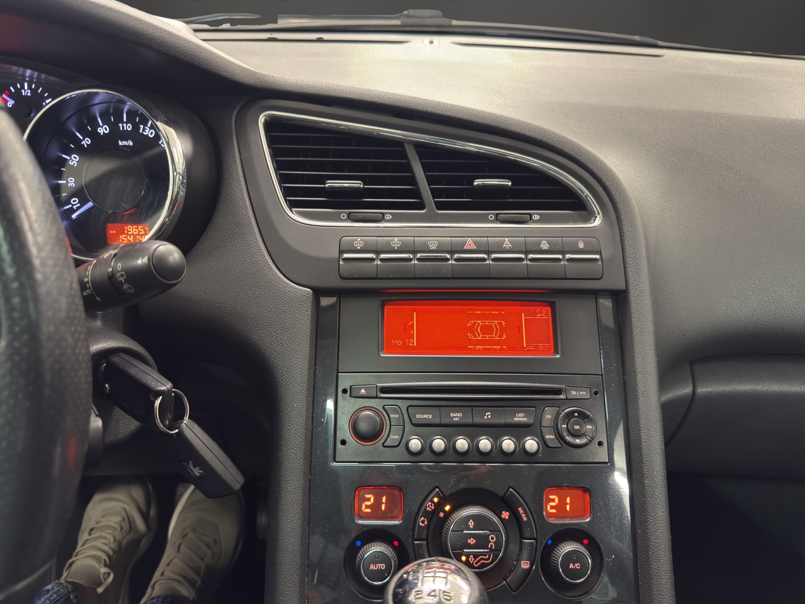 PEUGEOT 5008 1.6 16V T Sport Pack-image-11