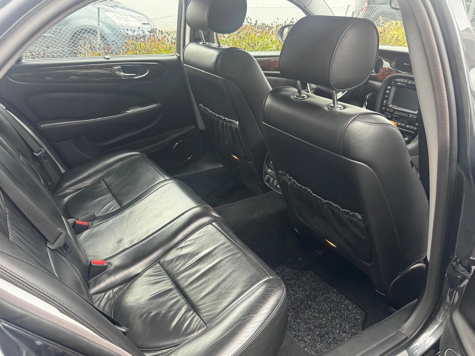 JAGUAR XJ8 LWB 4.2 V8 Executive-image-12