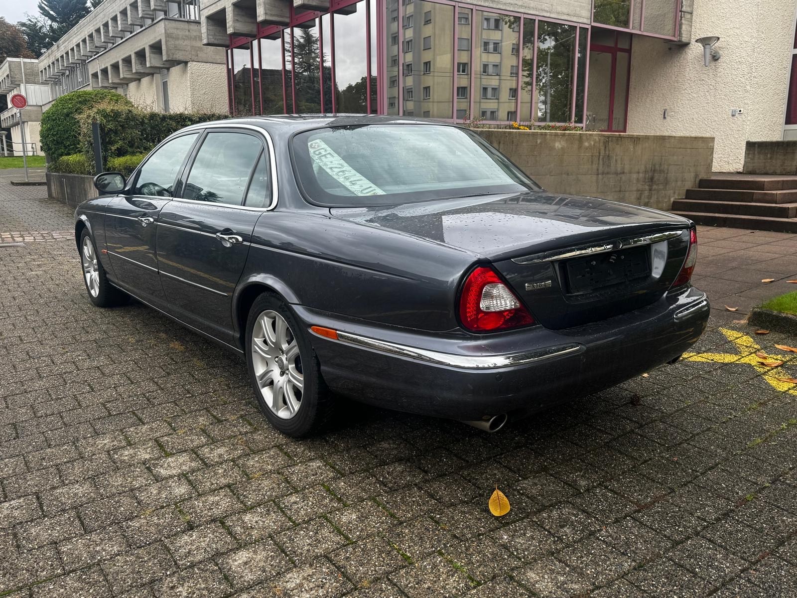 JAGUAR XJ8 LWB 4.2 V8 Executive-image-3