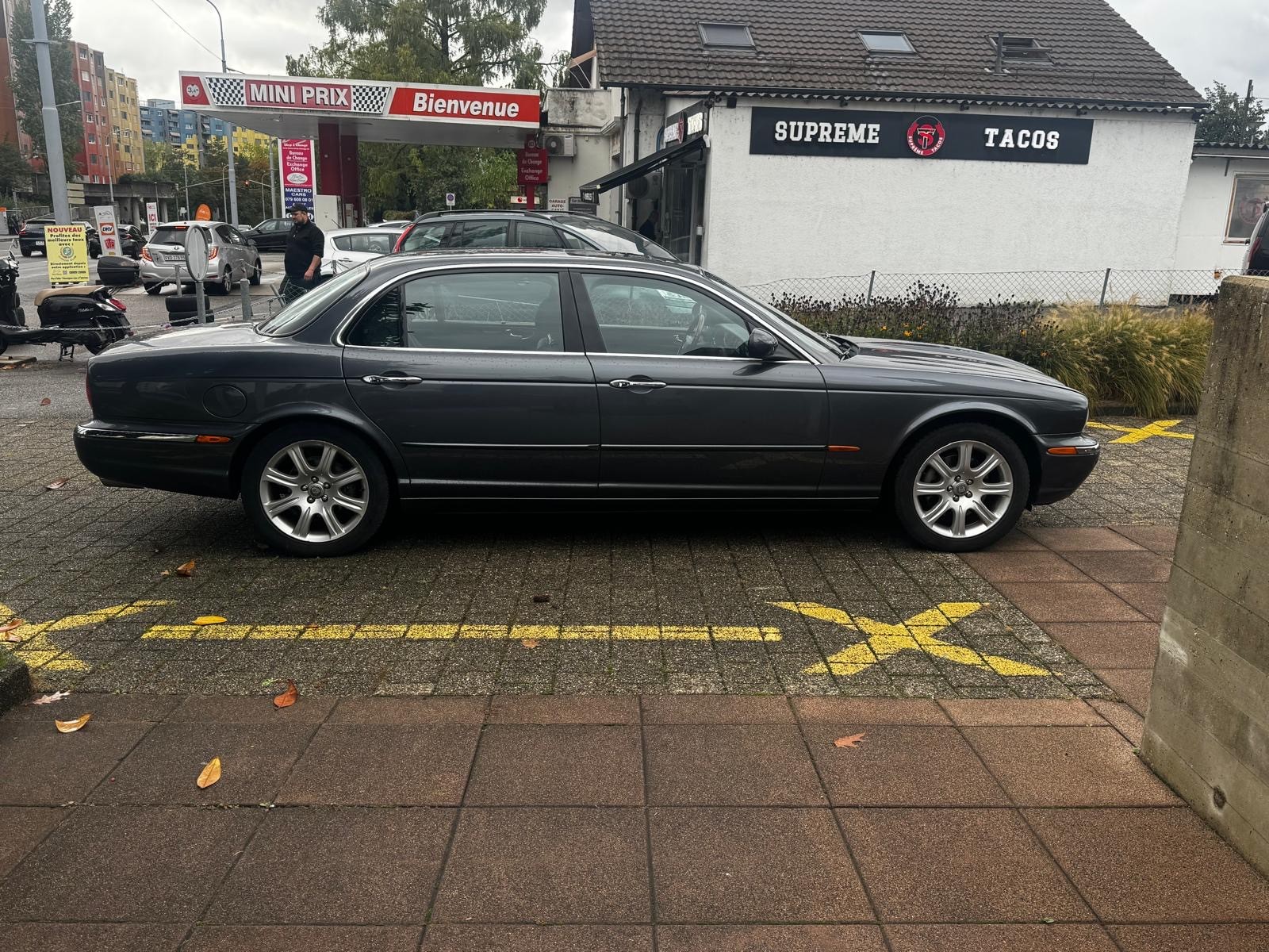 JAGUAR XJ8 LWB 4.2 V8 Executive-image-6