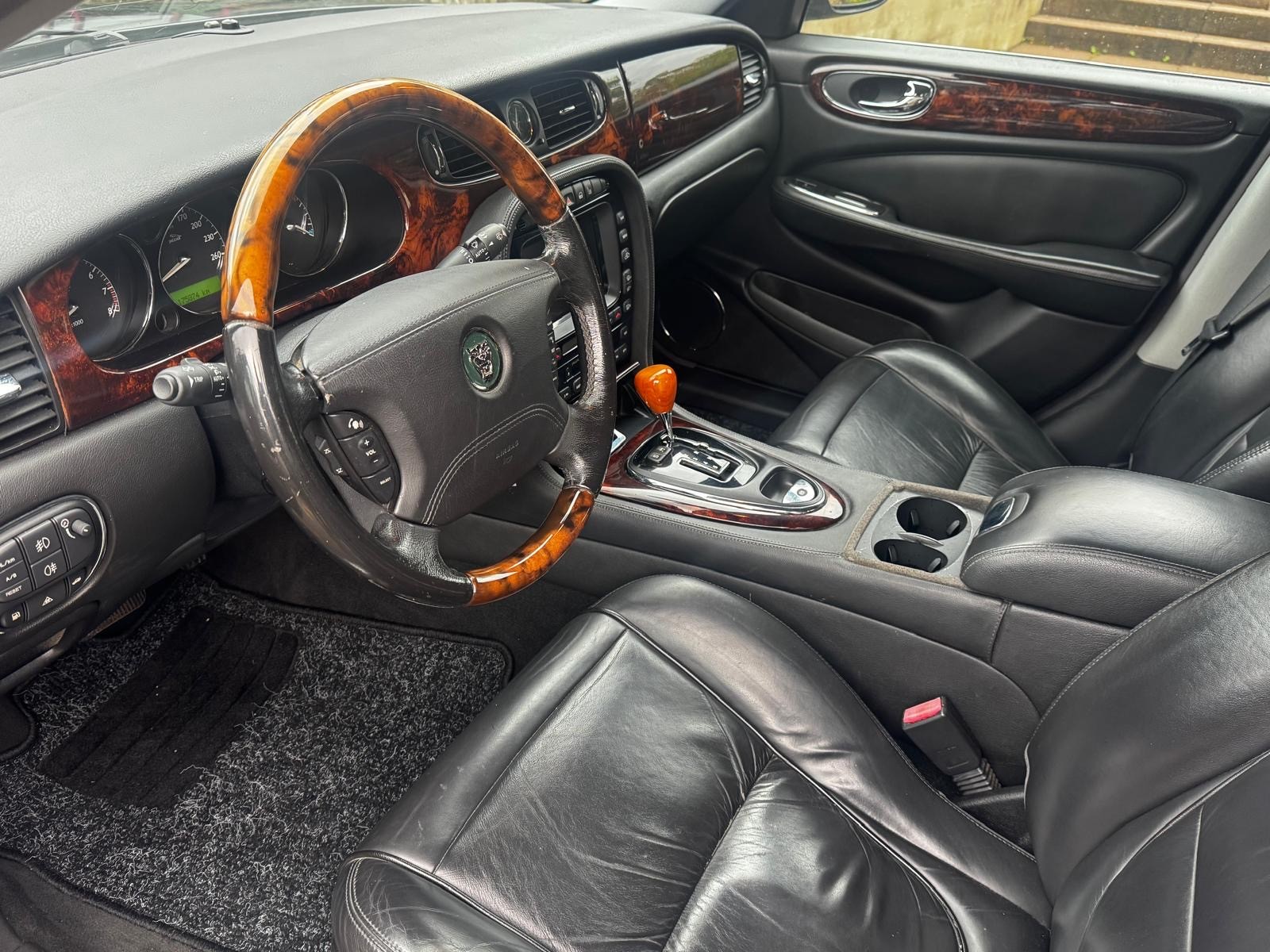 JAGUAR XJ8 LWB 4.2 V8 Executive-image-9