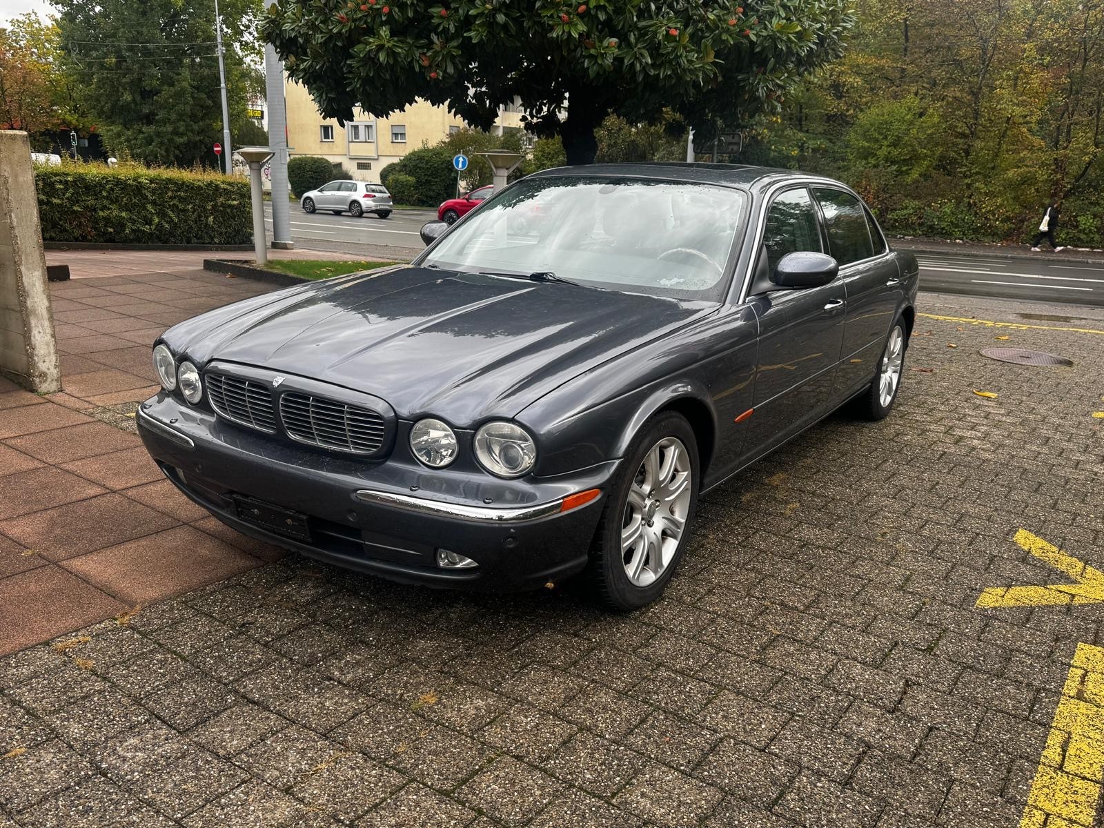 JAGUAR XJ8 LWB 4.2 V8 Executive-image-1