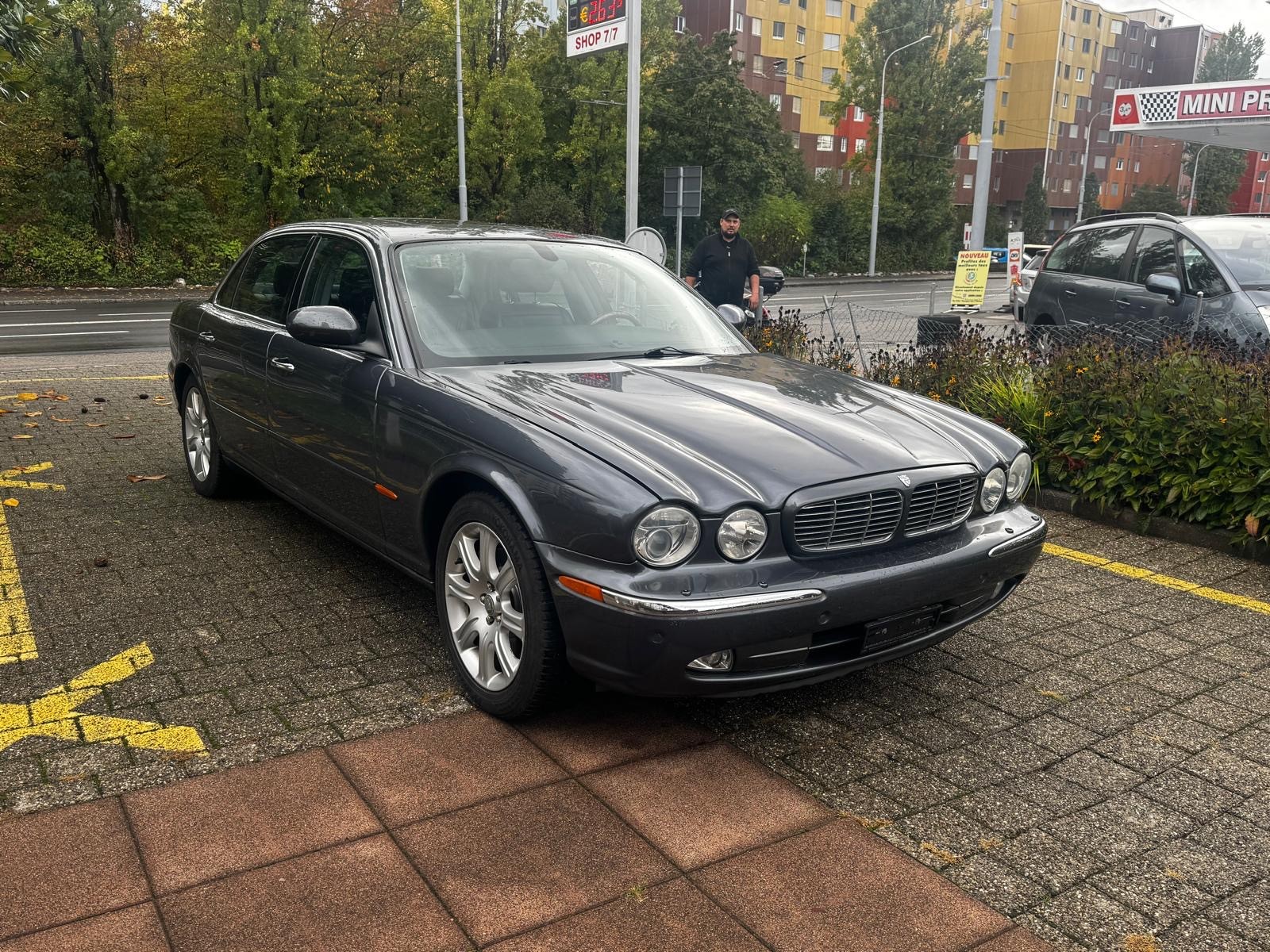 JAGUAR XJ8 LWB 4.2 V8 Executive-image-7