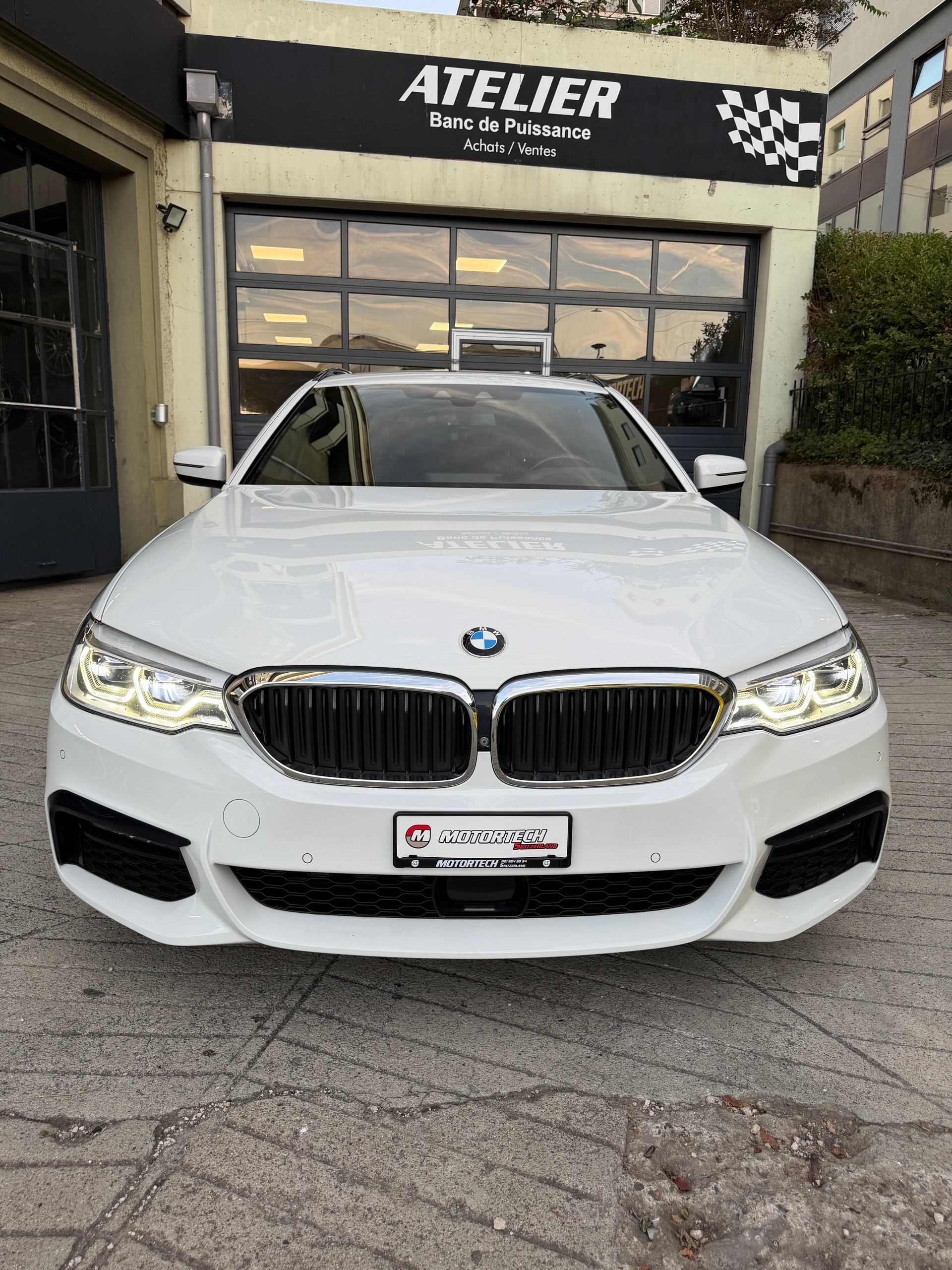 BMW 540i xDrive Touring Steptronic-image-4