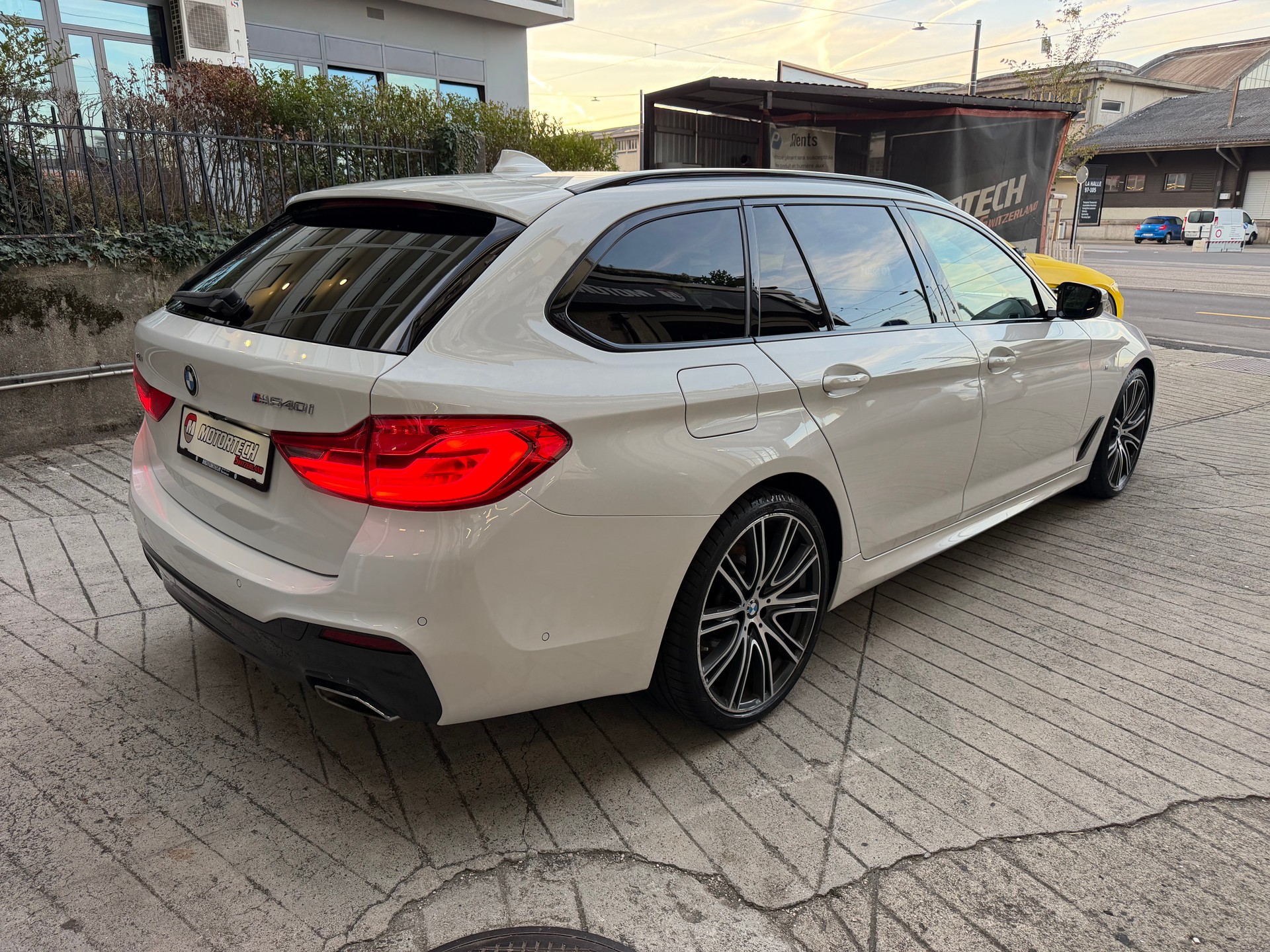 BMW 540i xDrive Touring Steptronic-image-2
