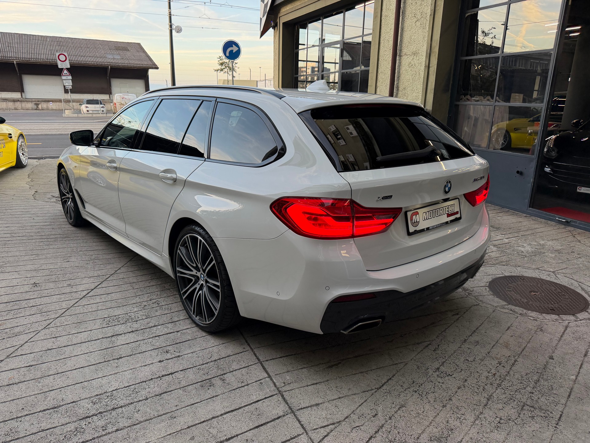 BMW 540i xDrive Touring Steptronic-image-1