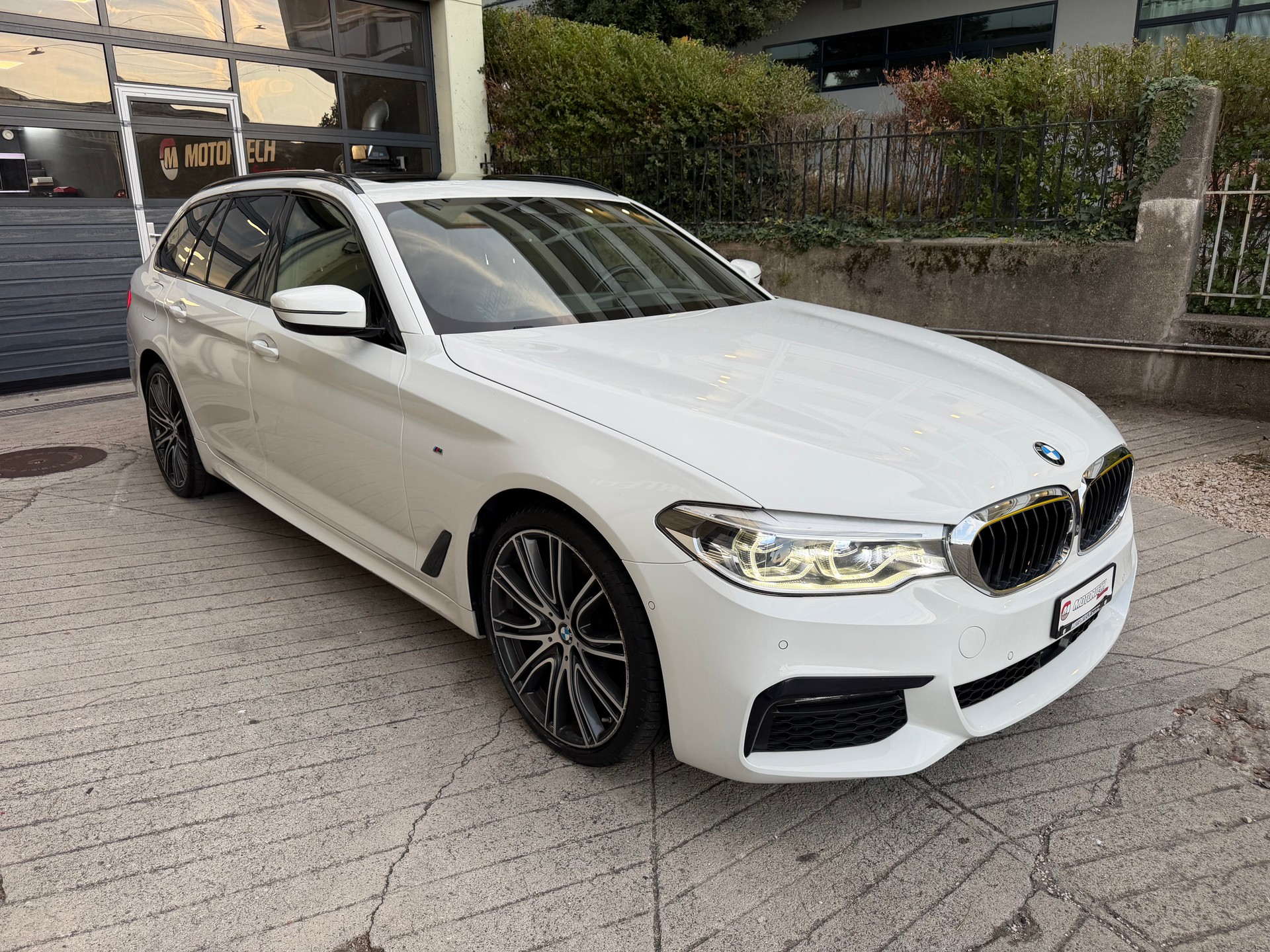 BMW 540i xDrive Touring Steptronic-image-3