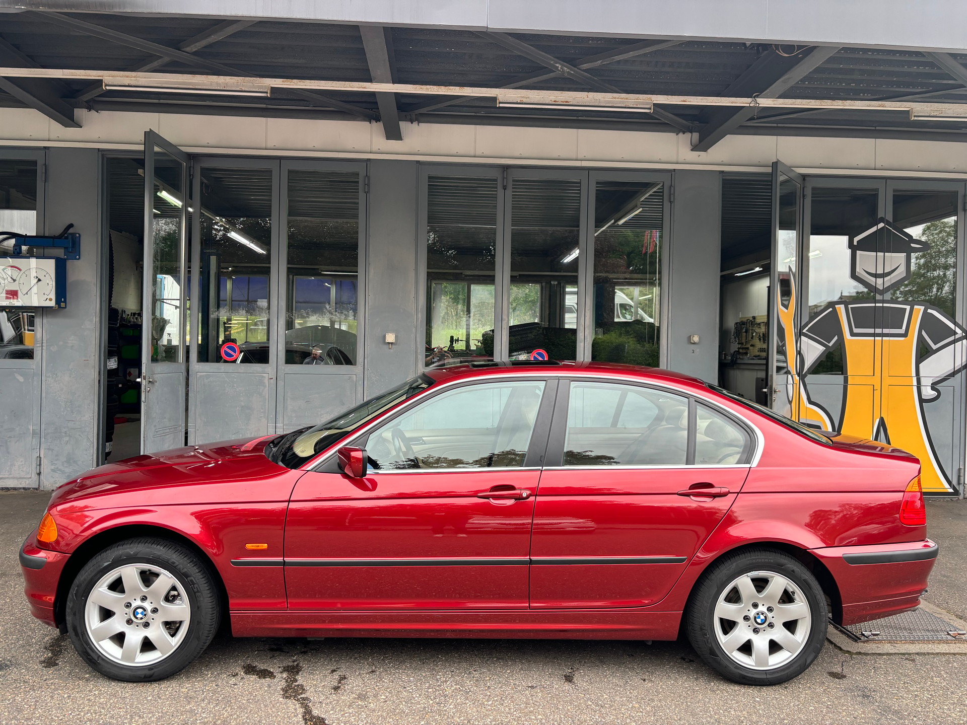 BMW 325xi-showroom-element-2