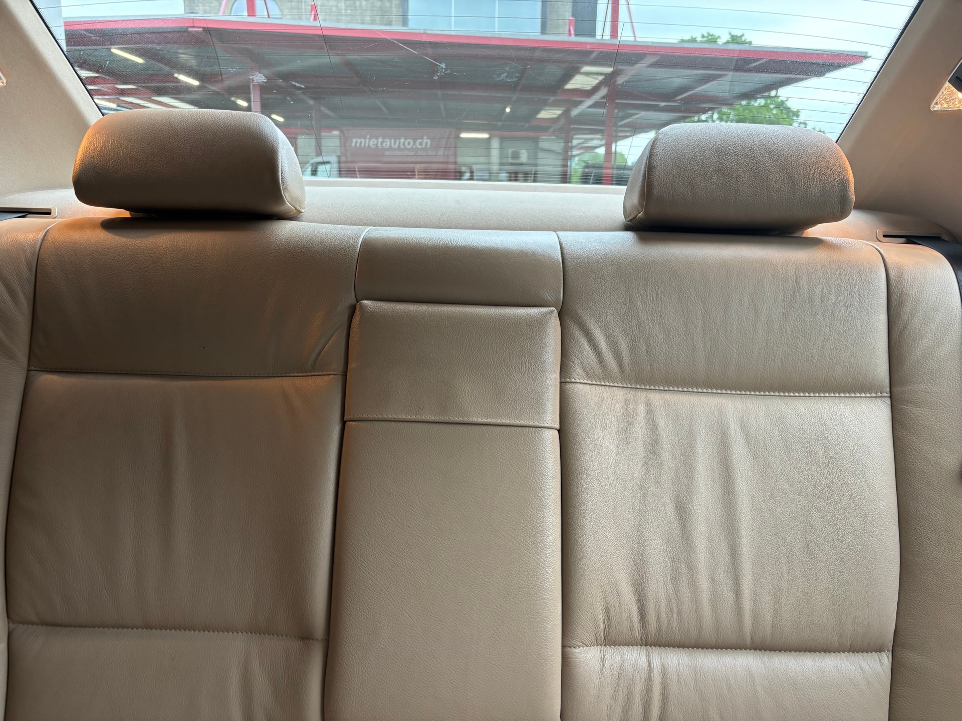 BMW 325xi-image-10