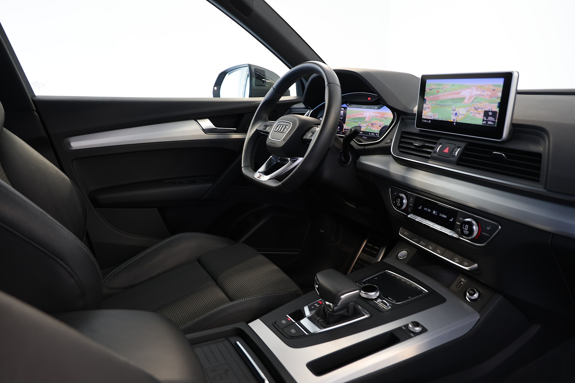 AUDI Q5 55 TFSI e S-Line sport quattro-image-12
