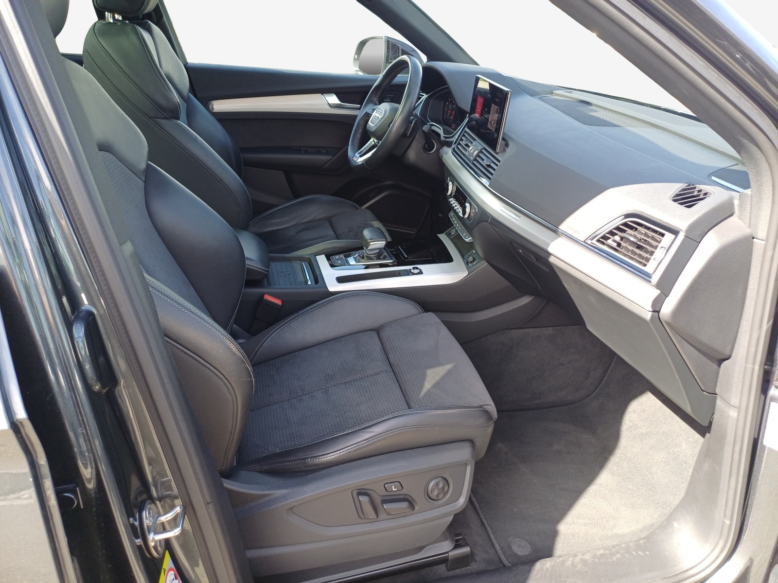 AUDI Q5 45 TFSI Black Edition quattro S-tronic-image-14