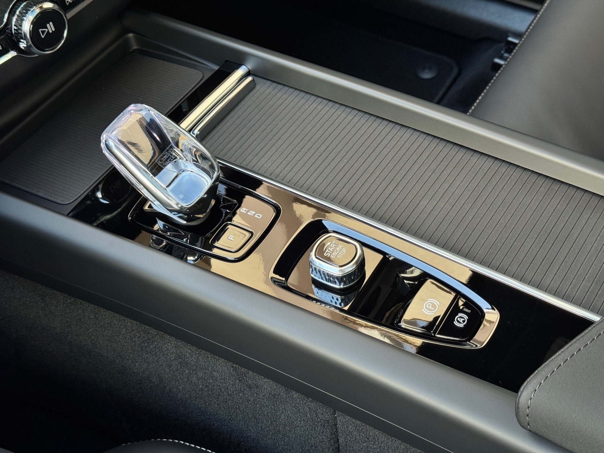 VOLVO XC60 2.0 T6 TE Black Edition eAWD-image-17