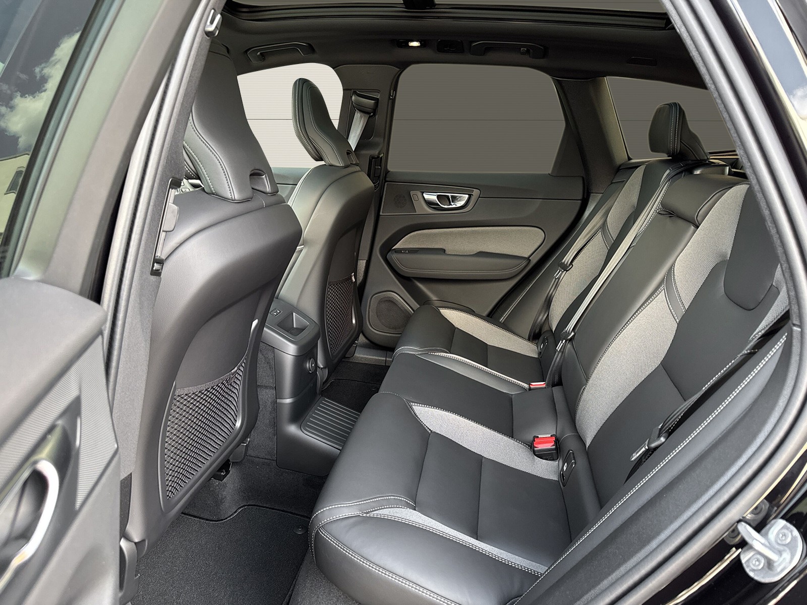 VOLVO XC60 2.0 T6 TE Black Edition eAWD-image-9