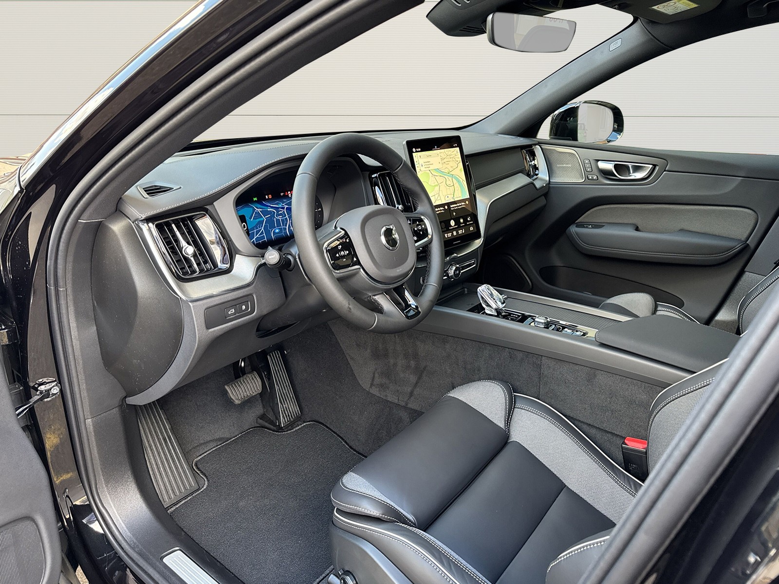 VOLVO XC60 2.0 T6 TE Black Edition eAWD-image-6