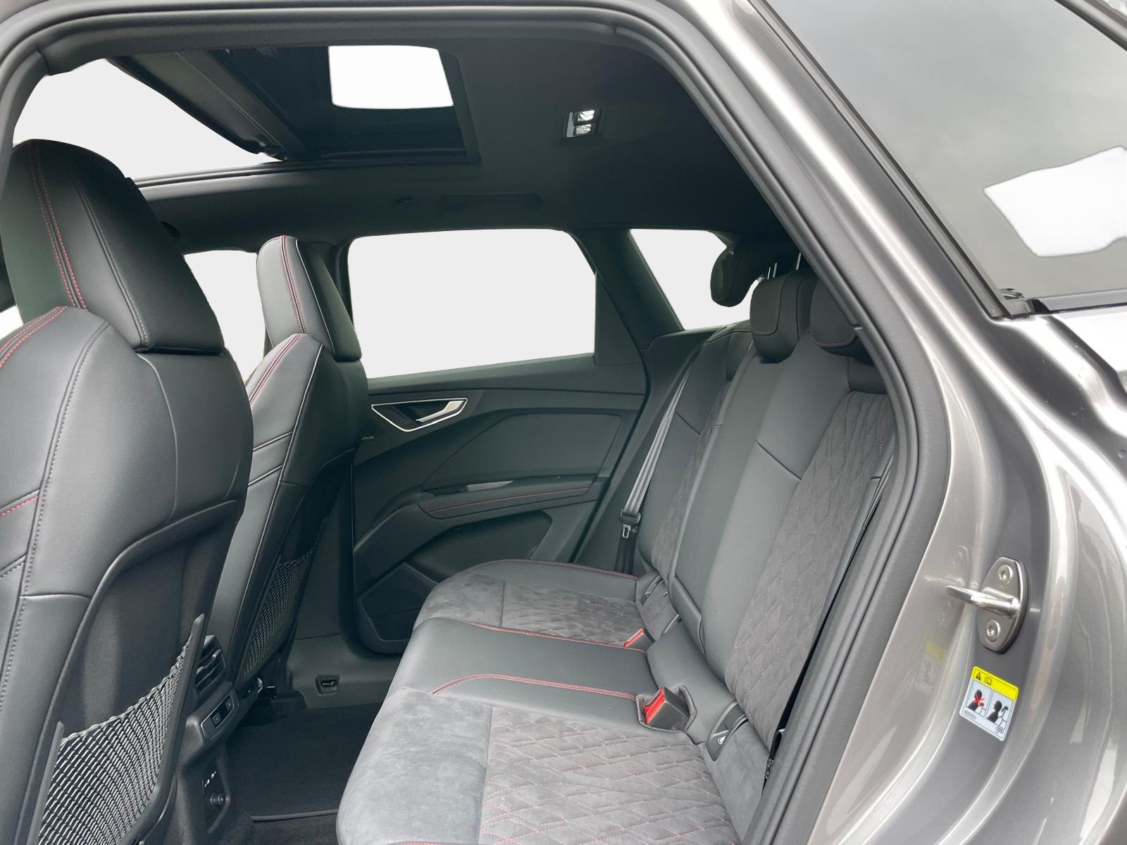 AUDI Q4 e-tron 45 Edition Swiss Ski quattro-image-4
